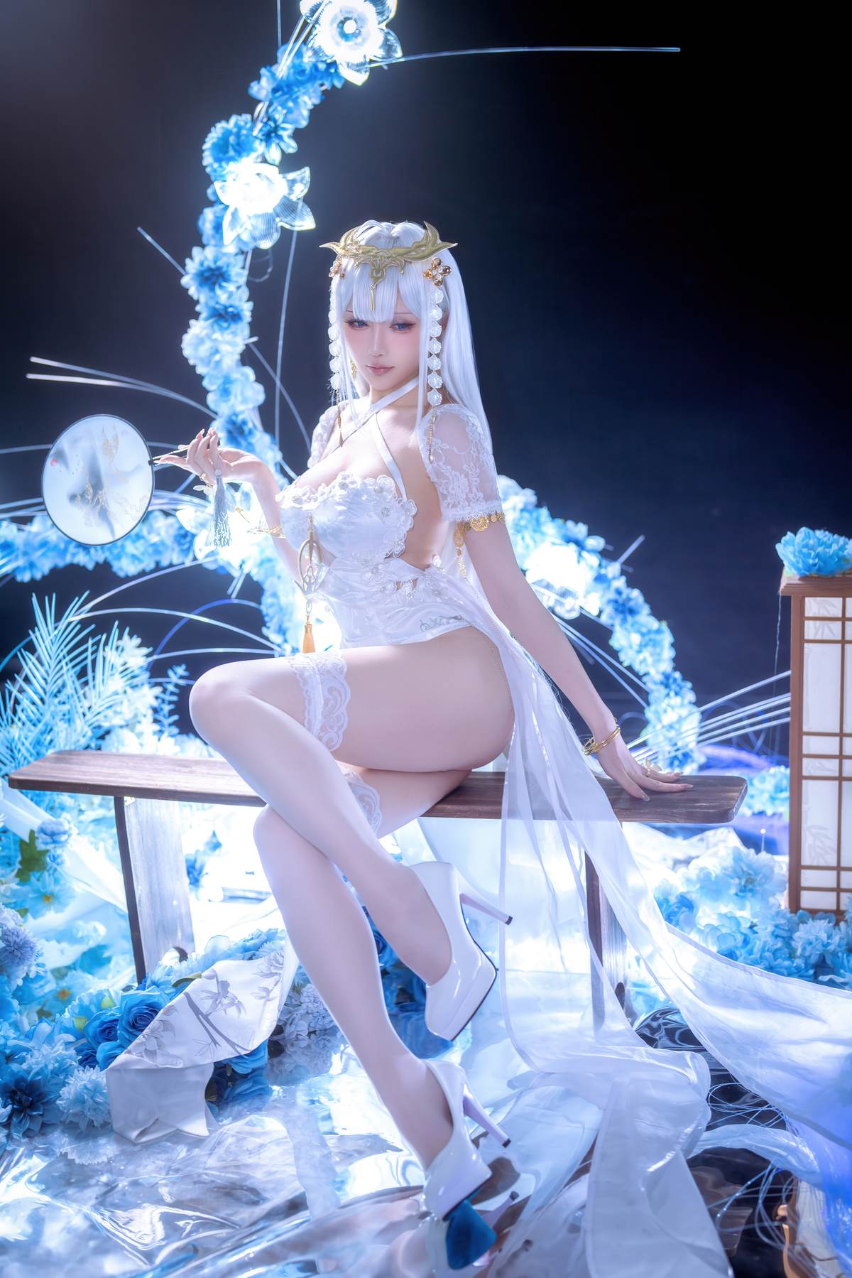 星之迟迟Hoshilily – 碧蓝航线 埃姆登：白发白丝礼装巨乳 高衩美腿还原 50P
