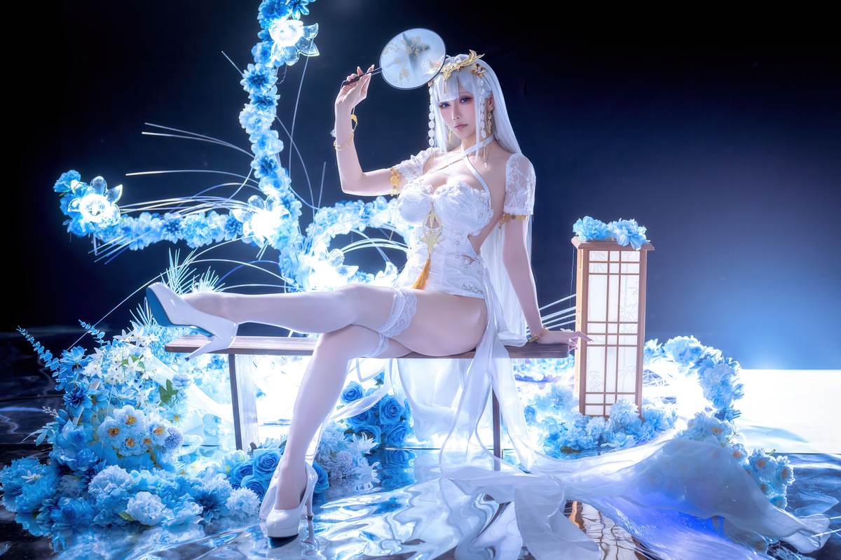 星之迟迟Hoshilily – 碧蓝航线 埃姆登：白发白丝礼装巨乳 高衩美腿还原 50P