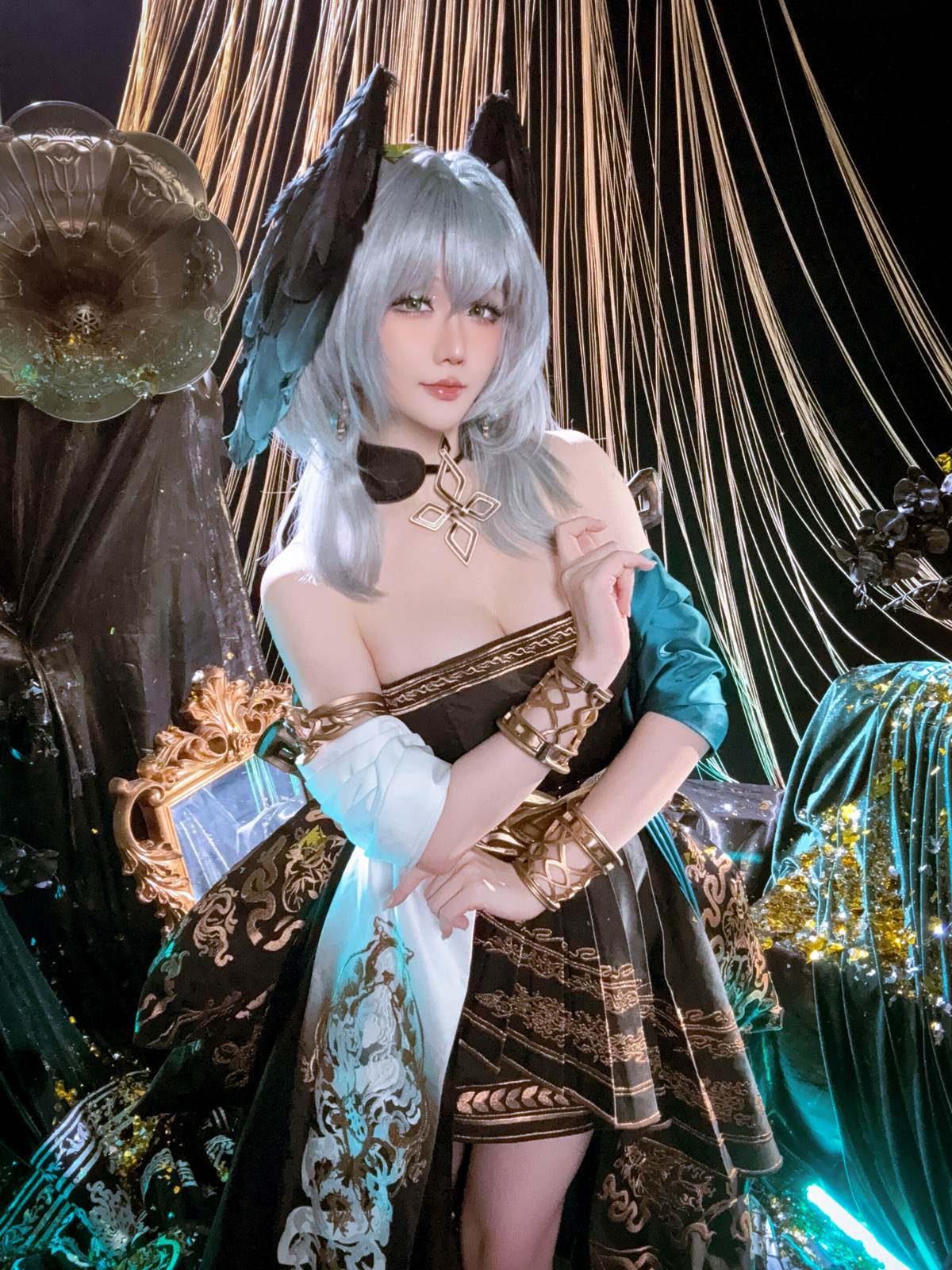 星之迟迟Hoshilily – 明日方舟 霍尔海雅：银发露肩黑金礼服 美胸大腿还原 35P
