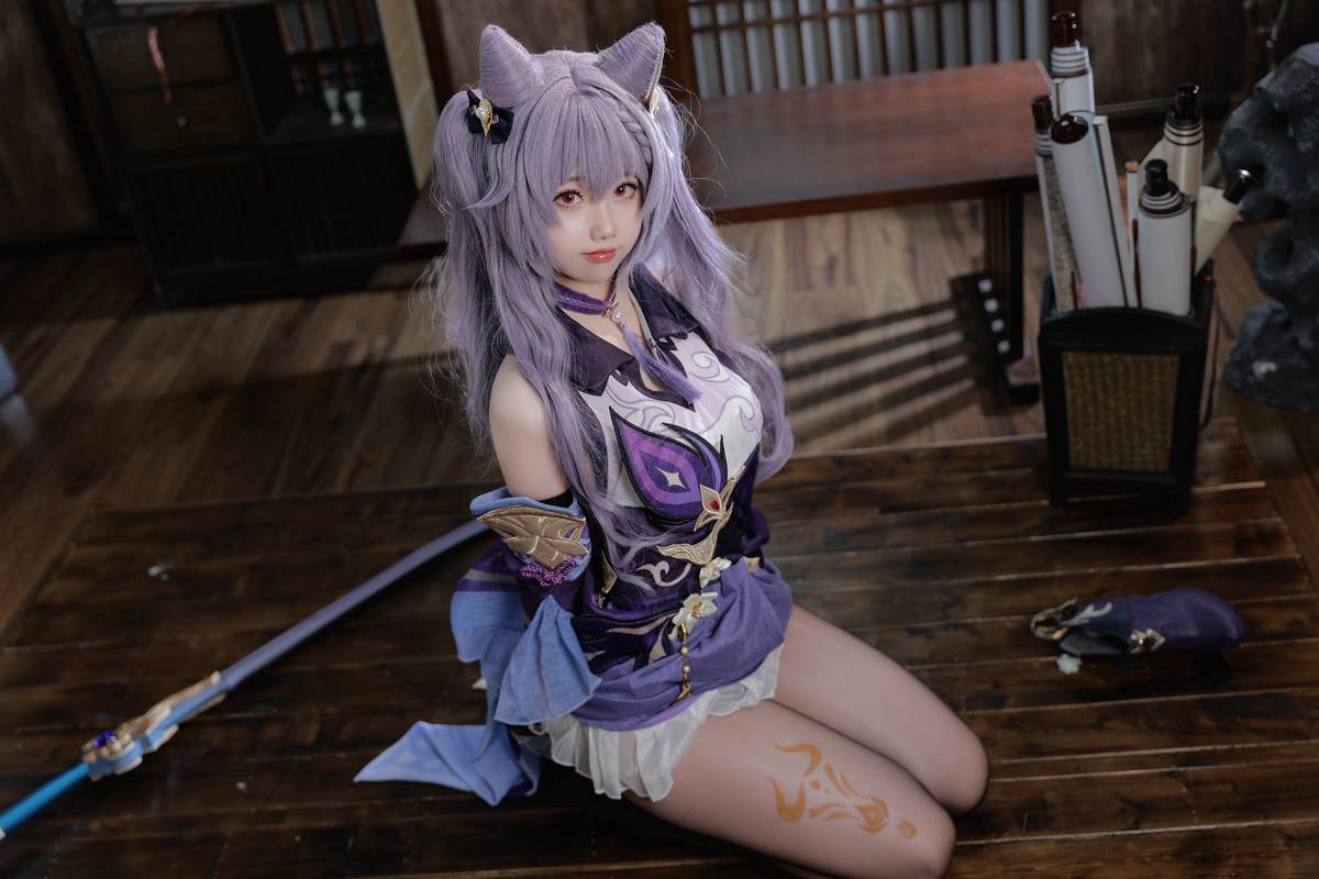 雪琪SAMA – 原神 刻晴：紫发礼服白丝美腿 50P1V