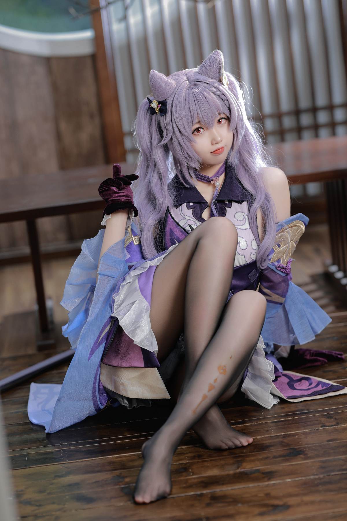 雪琪SAMA – 原神 刻晴：紫发礼服白丝美腿 50P1V
