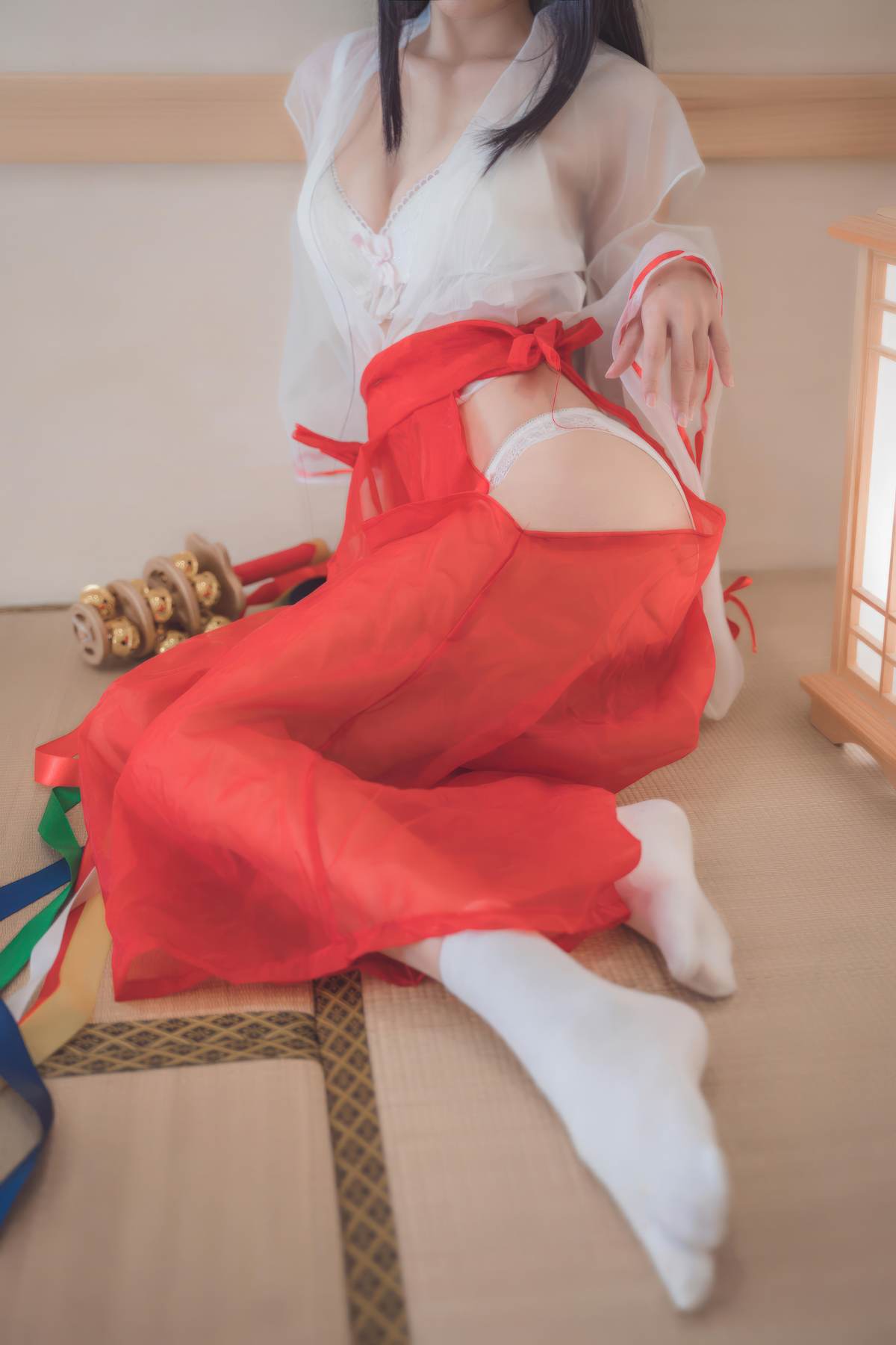 西园寺南歌 – 透明巫女主题COS：轻薄巫女装与通透材质结合 在日系神社风格中呈现柔美与神秘并存的视觉效果 30P
