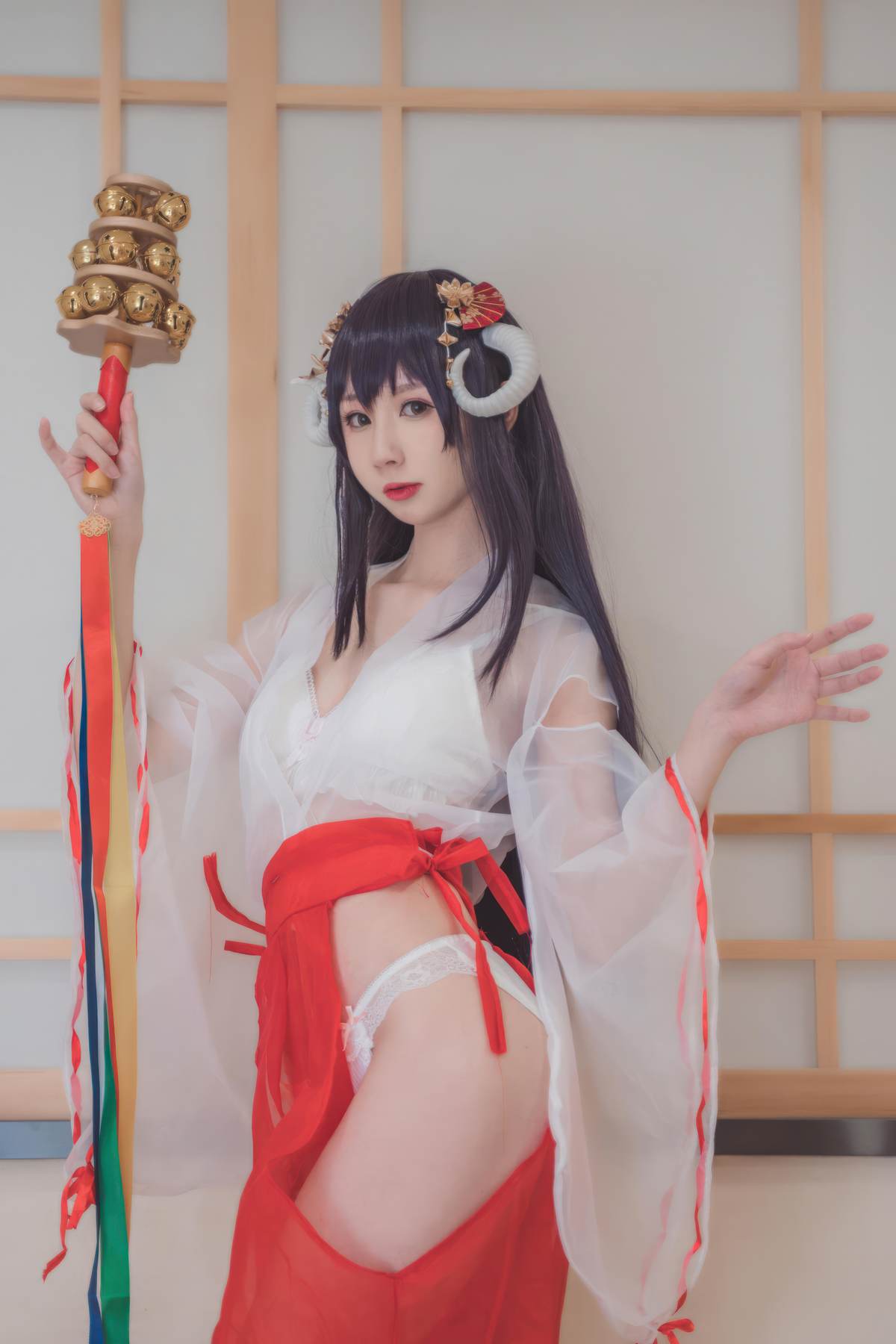 西园寺南歌 – 透明巫女主题COS：轻薄巫女装与通透材质结合 在日系神社风格中呈现柔美与神秘并存的视觉效果 30P