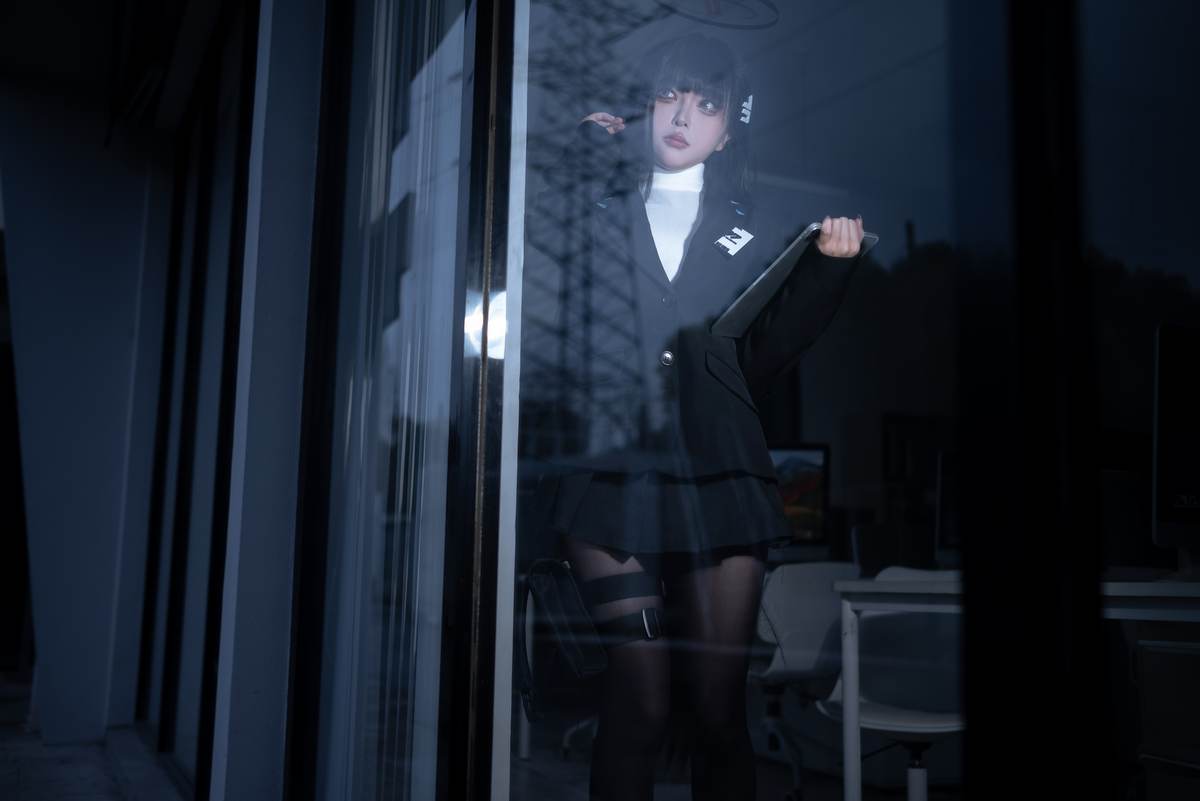 矢量鱼 – cos 调月莉音：真人写实性感兔女郎 黑发巨乳黑丝开档 极致诱惑无修正 36P