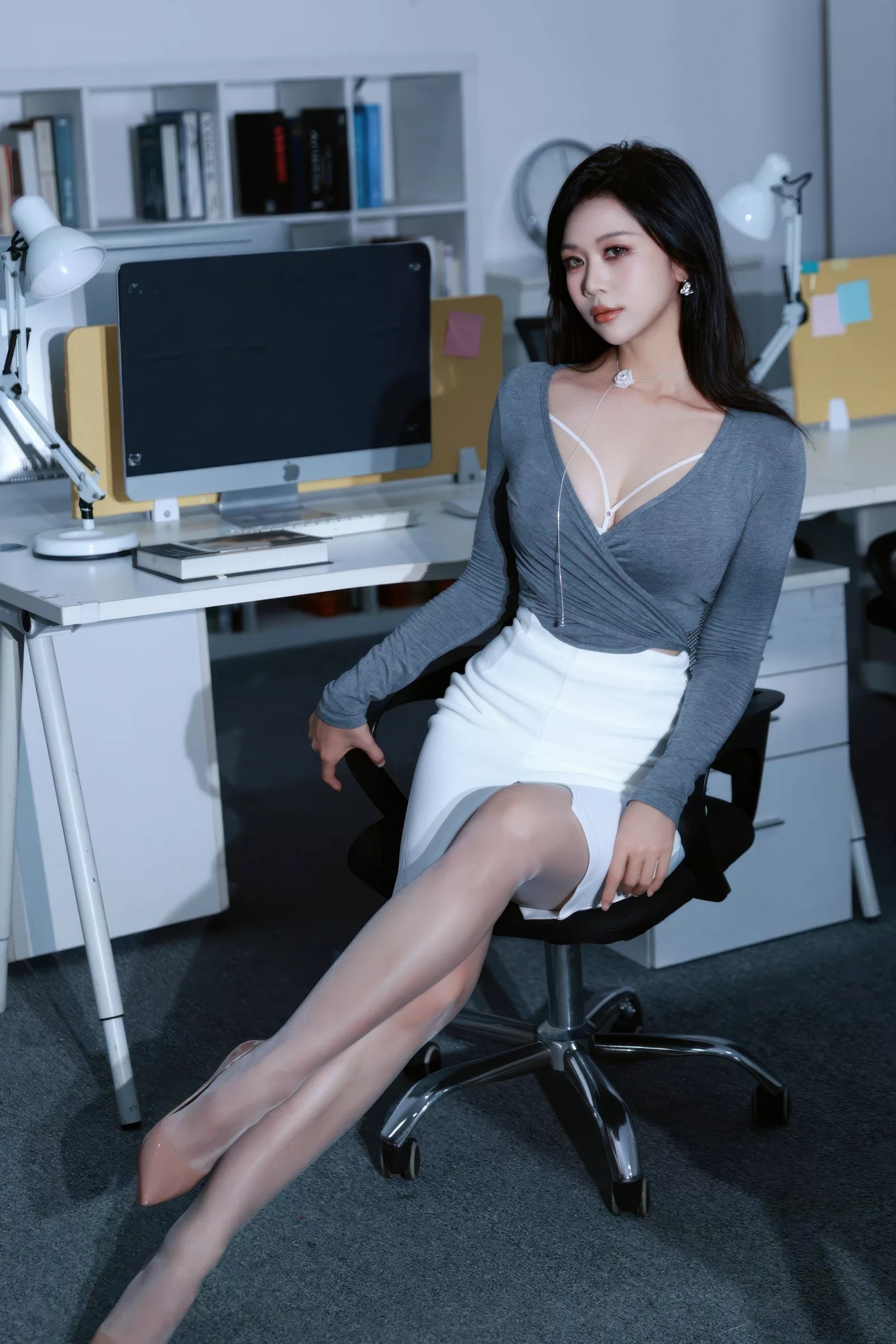 玫瑰我爱你 白色包臀裙