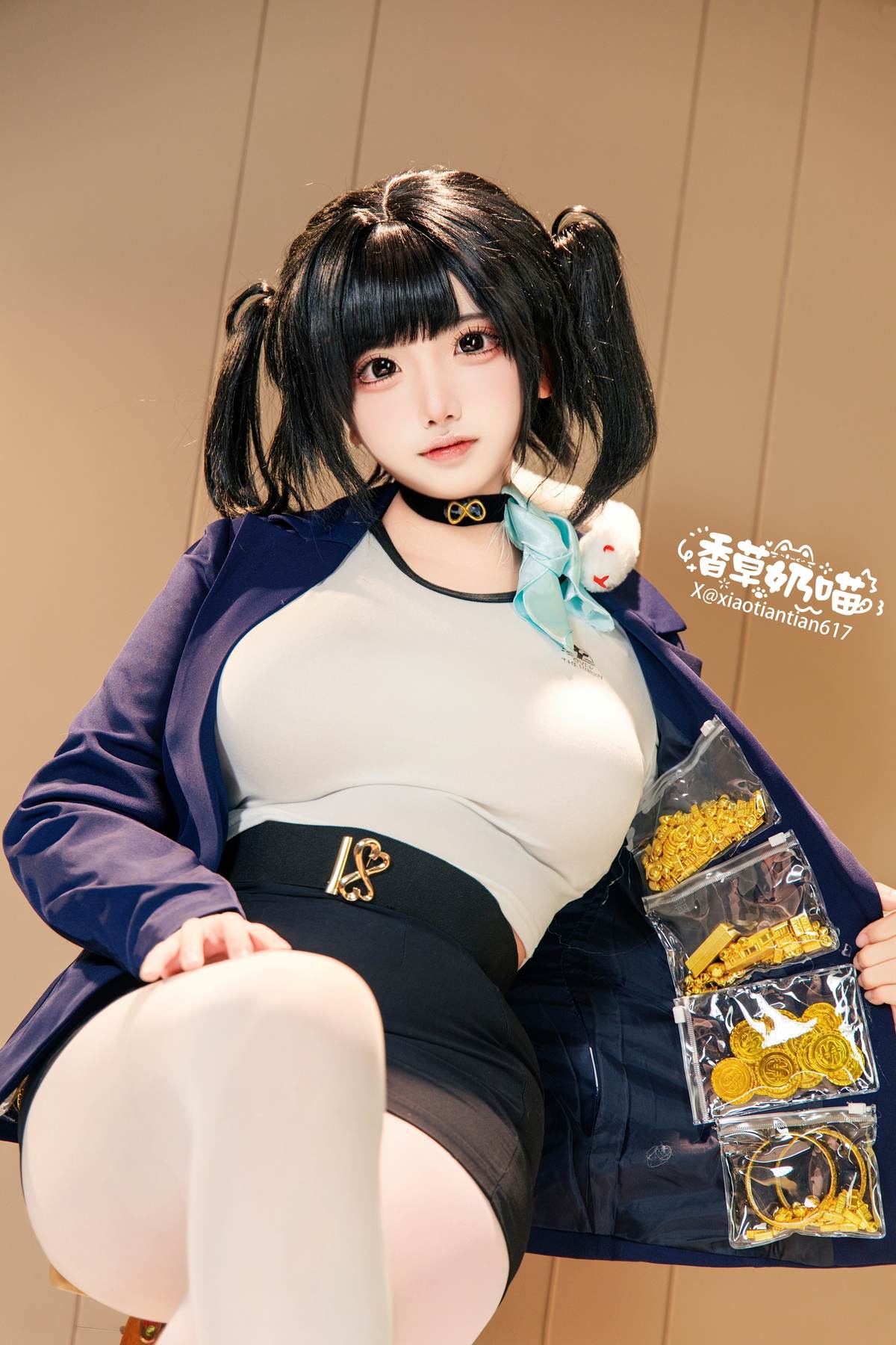 香草奶喵 – 胜利女神 妮姬 索拉：黑蓝外套白丝巨乳还原 136P22V
