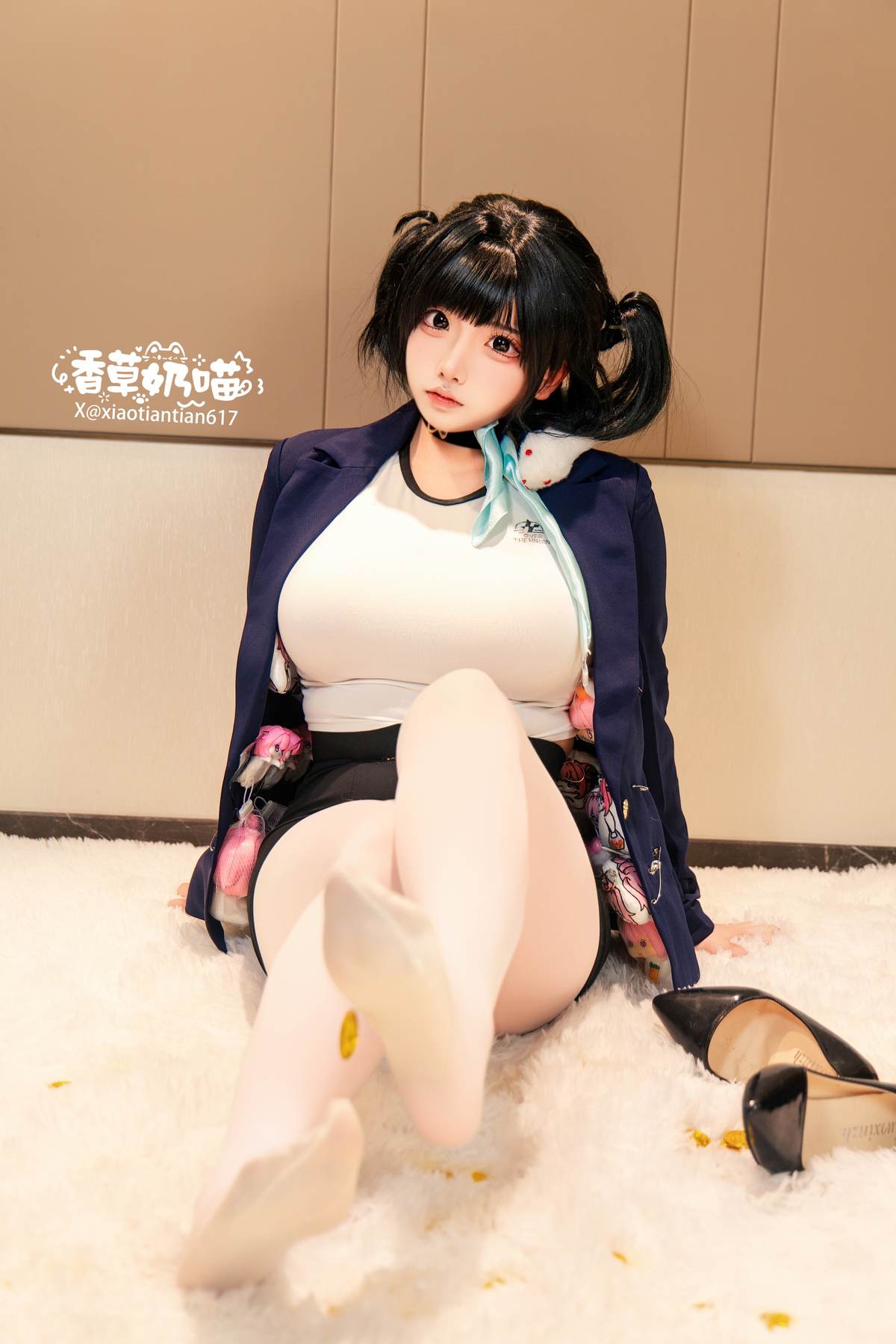 香草奶喵 – 胜利女神 妮姬 索拉：黑蓝外套白丝巨乳还原 136P22V