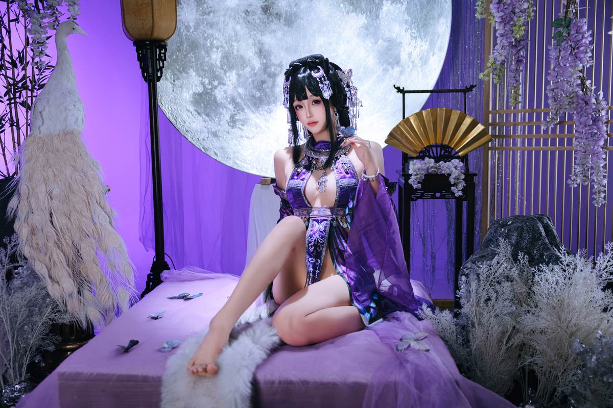 日奈娇 – 苗疆巫女：真人写实国风幻想巫女造型 银饰头冠与民族服饰 贴身巫女装曲线展现 黑丝长腿神秘氛围 典藏写真156P＋视频6V
