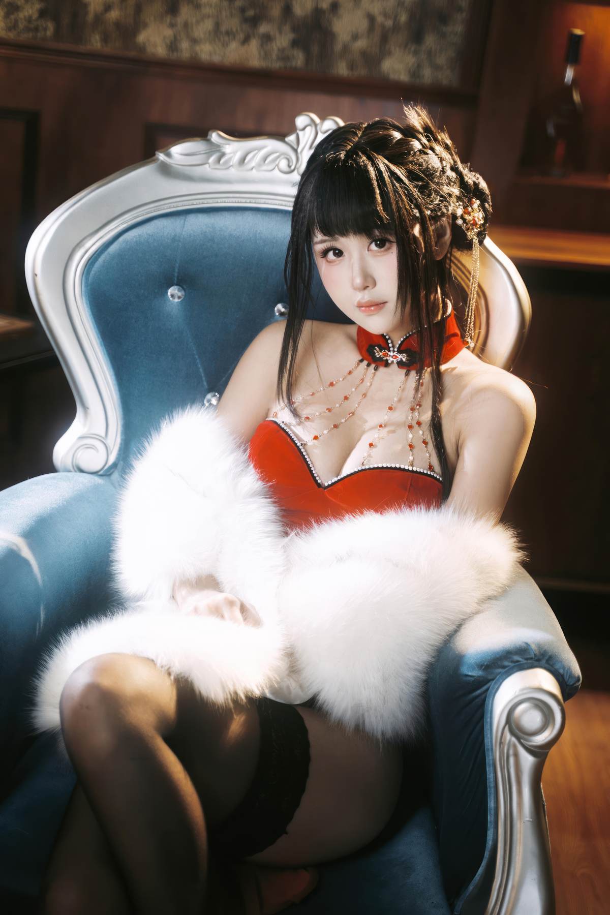 萌芽儿o0 – 朱砂痣：真人写实性感主题演绎 朱砂点缀妆容与情绪氛围 黑丝造型勾勒曲线 美乳线条与成熟魅惑并存 近景私房写真 26P