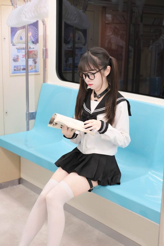 可可小白兔 – 電車上の女高中生 70P-御萝部落