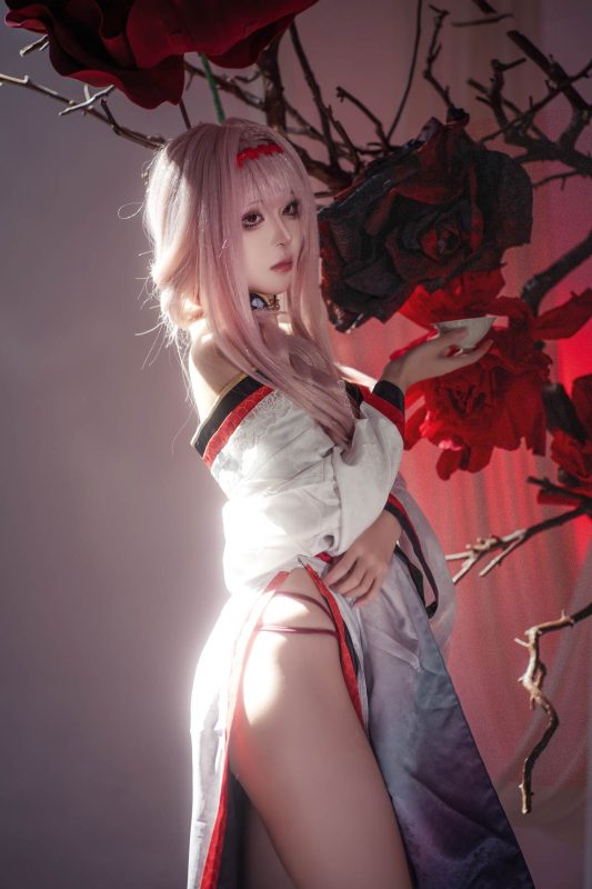 矢量鱼 – Nikke胜利女神 暗莲：白发和风高开衩美腿 刀剑红黑布景 30P-御萝部落