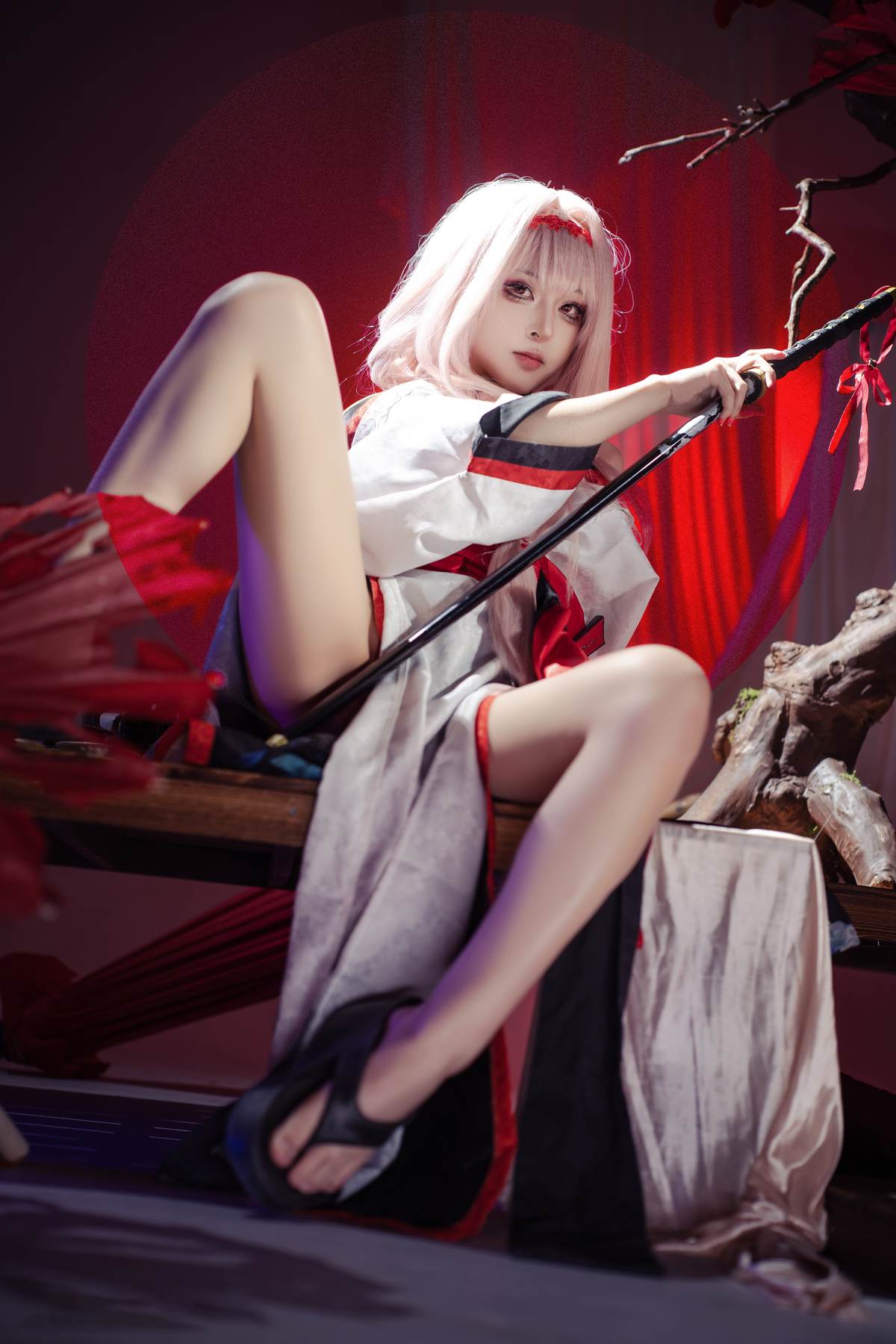 矢量鱼 – Nikke胜利女神 暗莲：白发和风高开衩美腿 刀剑红黑布景 30P