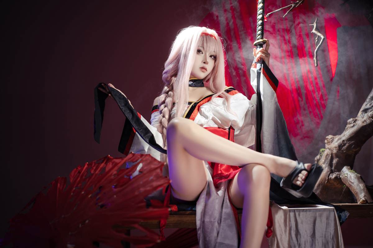 矢量鱼 – Nikke胜利女神 暗莲：白发和风高开衩美腿 刀剑红黑布景 30P