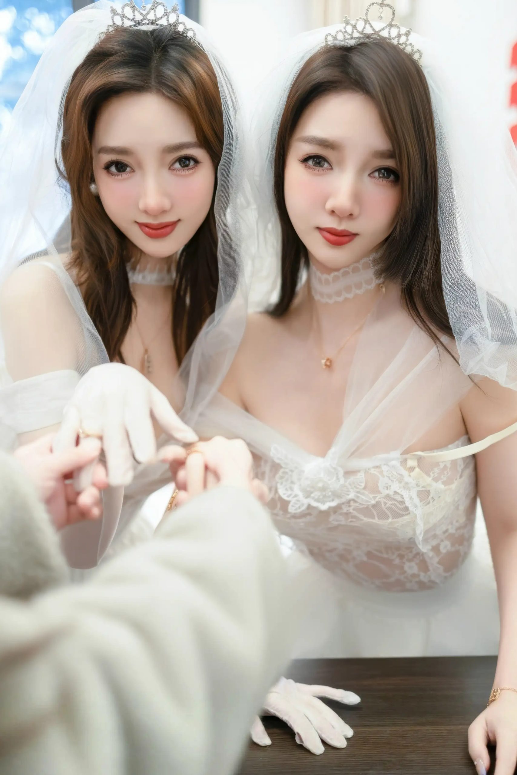 Twins-桃之夭夭 白色蕾丝婚纱