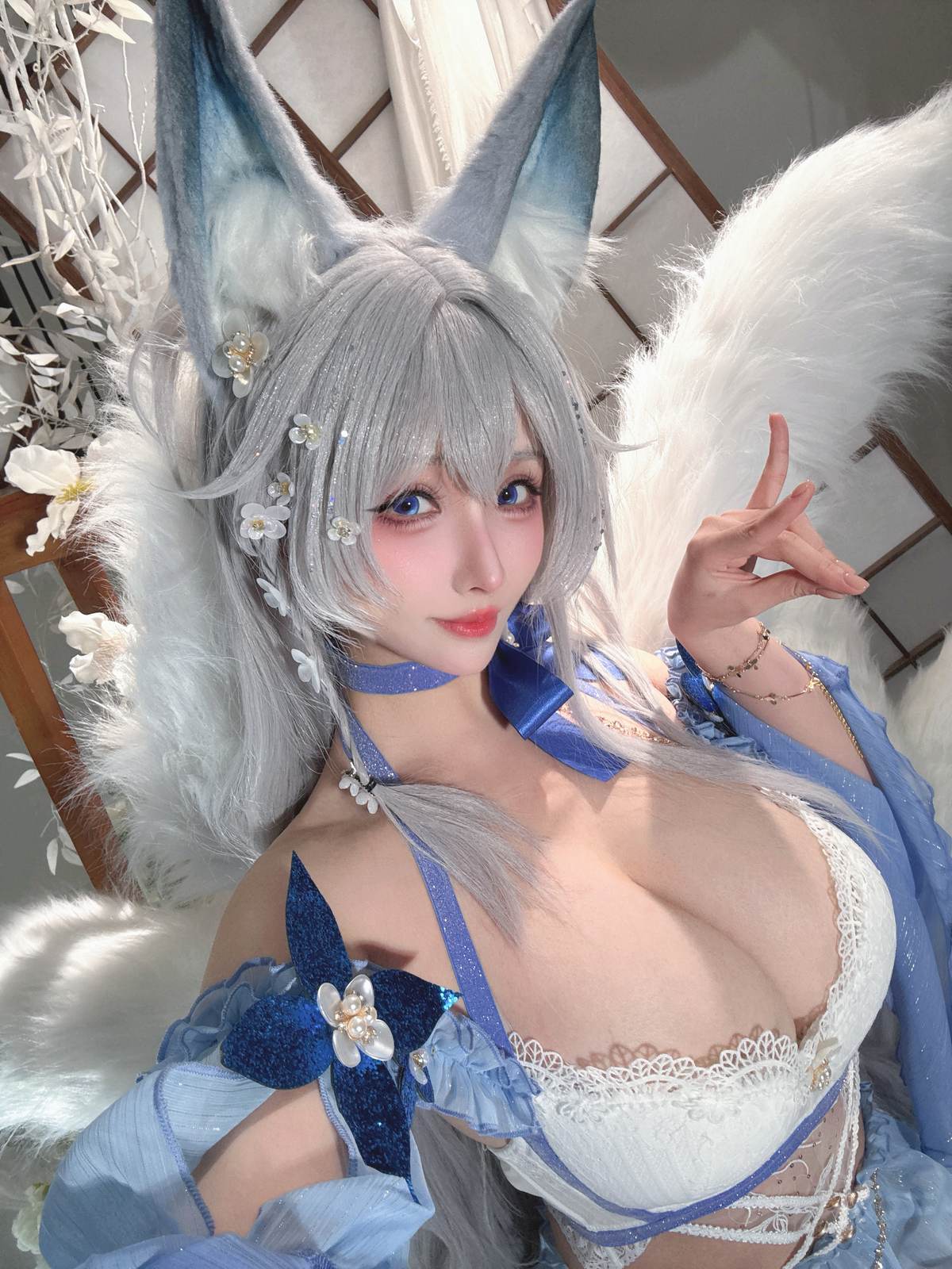 rioko凉凉子 – 信浓水夏：蓝白狐耳美胸美腿还原 37P