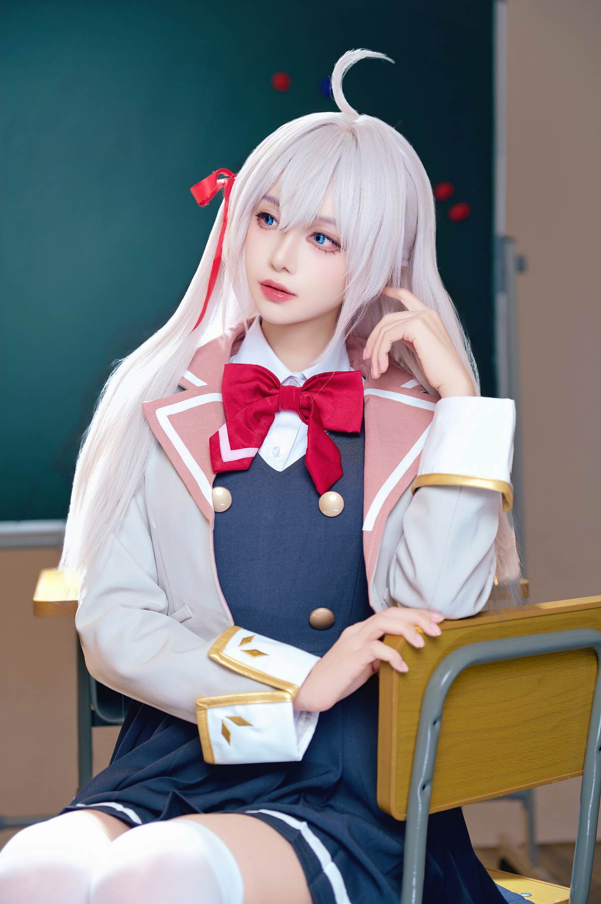 Shika小鹿鹿 – 艾莉同学：白发校园制服白丝教室写真 38P