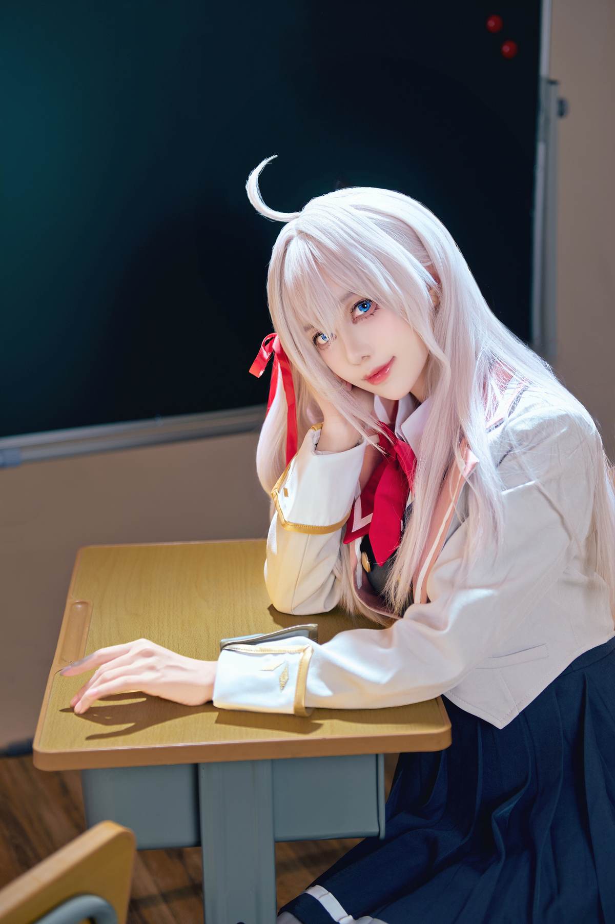 Shika小鹿鹿 – 艾莉同学：白发校园制服白丝教室写真 38P