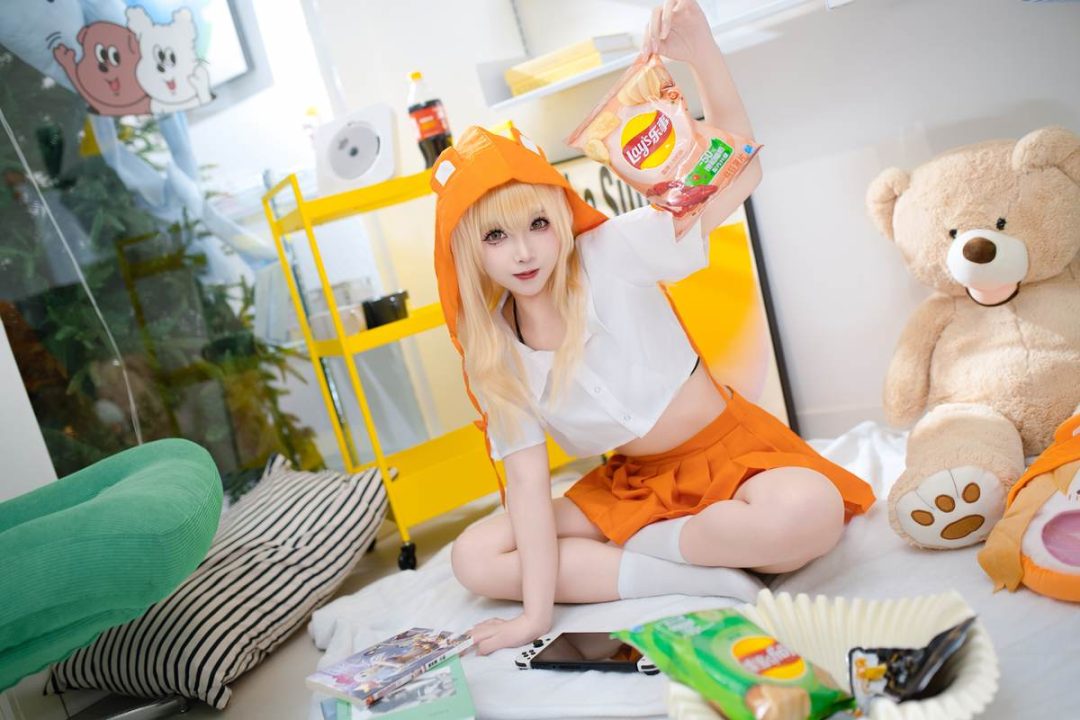 Bangni邦尼 – 干物妹！小埋 土间埋：橙色斗篷白丝露胸 露臀大尺度还原 85P5V