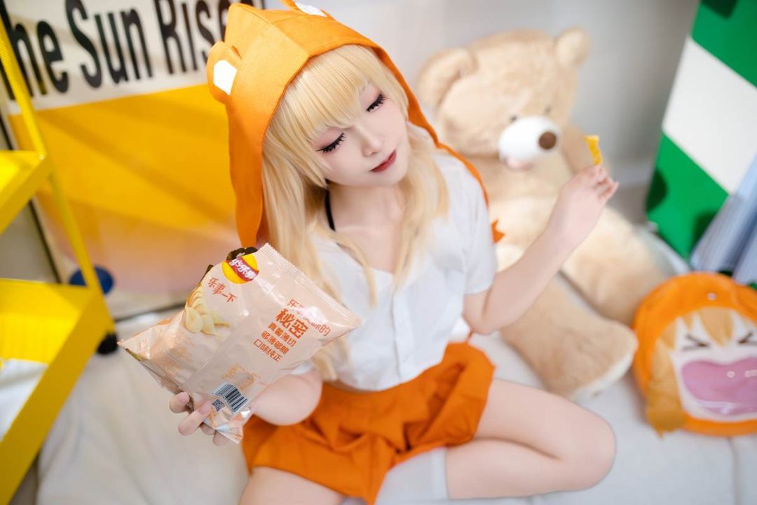 Bangni邦尼 – 干物妹！小埋 土间埋：橙色斗篷白丝露胸 露臀大尺度还原 85P5V