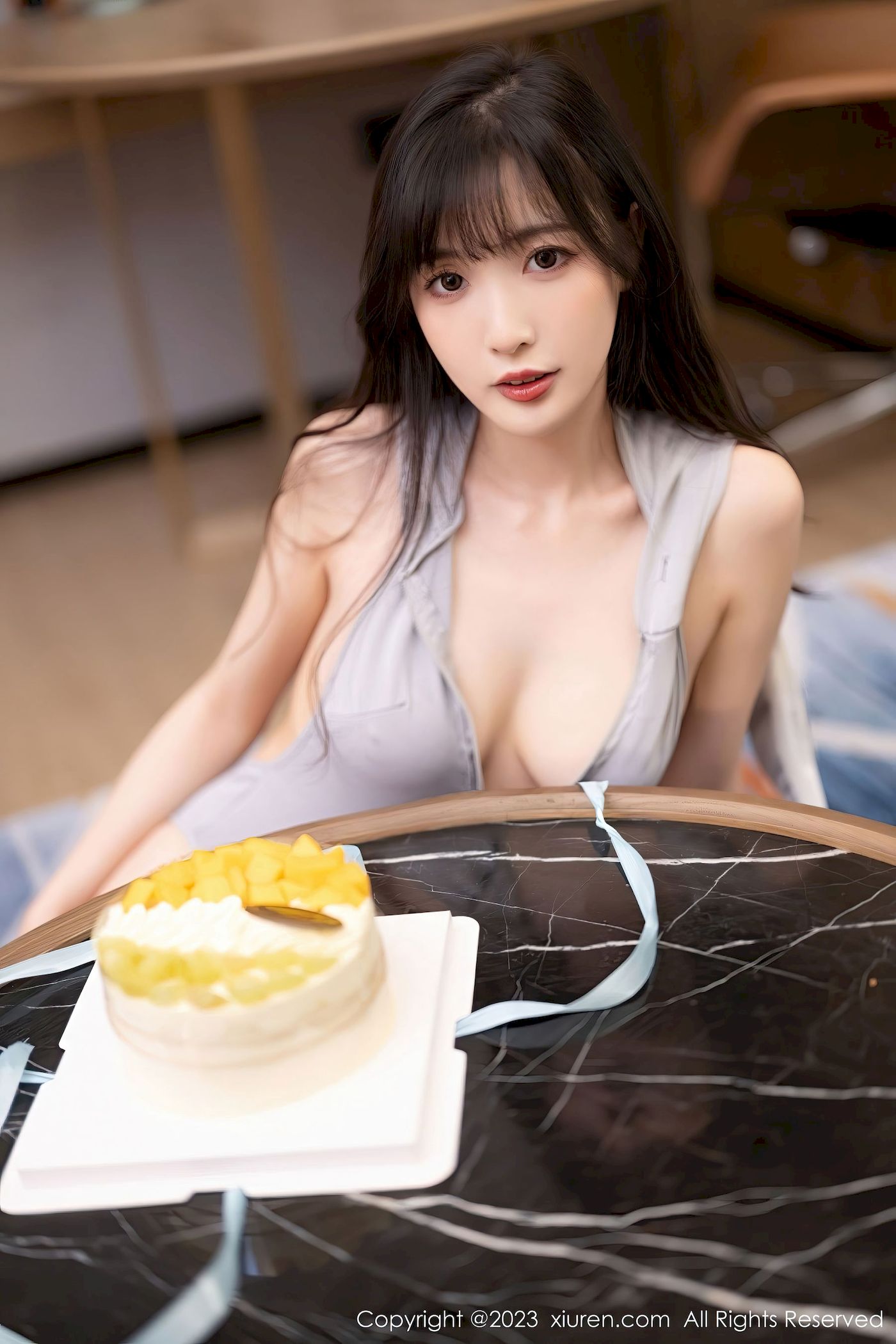 [秀人XiuRen] No.6762 模特林星阑 – 开叉服饰+白色丝袜性感写真