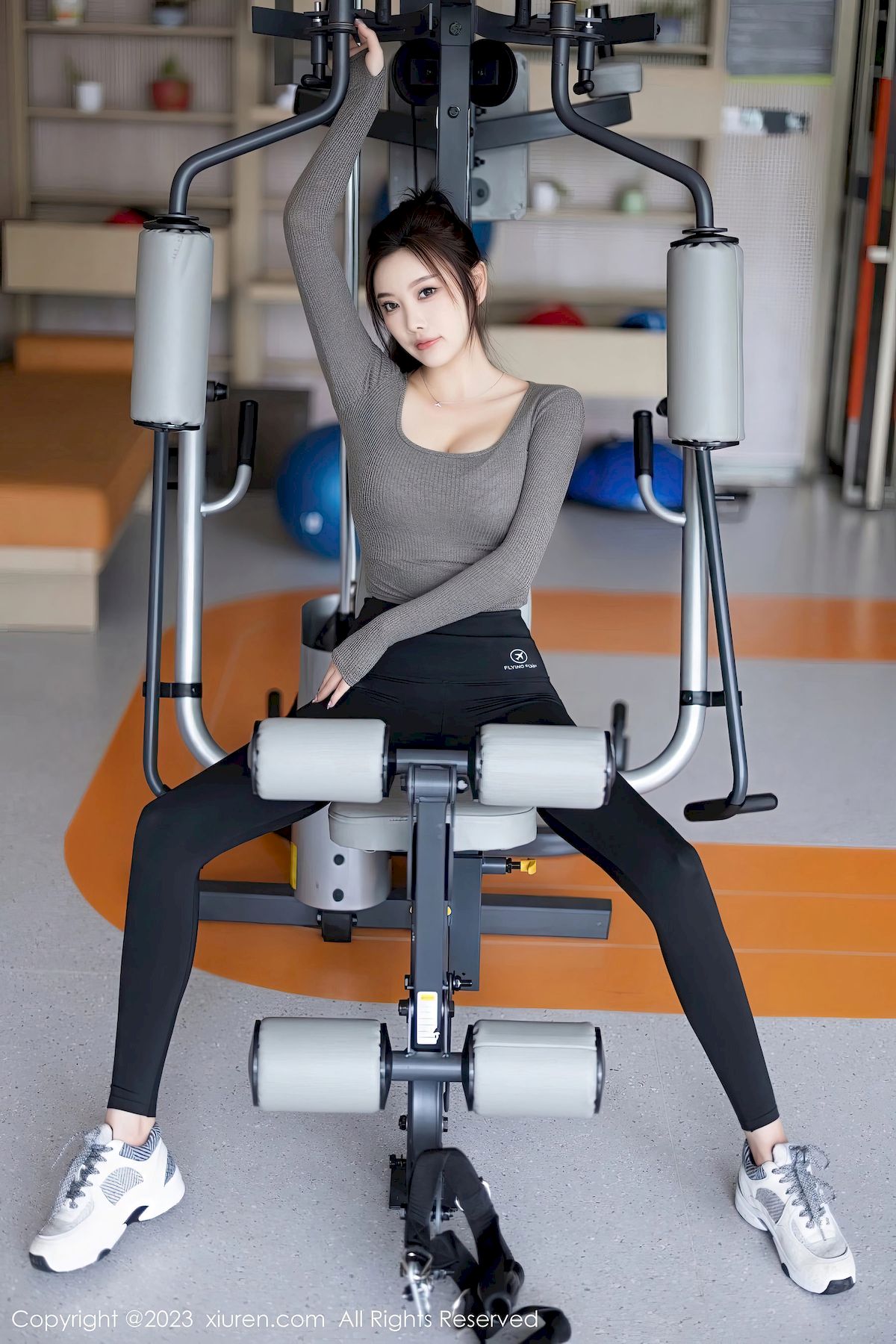 [XiuRen秀人网] No.6825 杨晨晨Yome – 灰丝美腿+丰腴身材性感写真