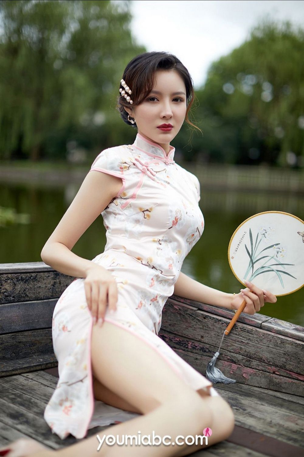 YouMi尤蜜美女模特黄金宝儿开叉旗袍红色内衣装扮性感写真-御萝部落