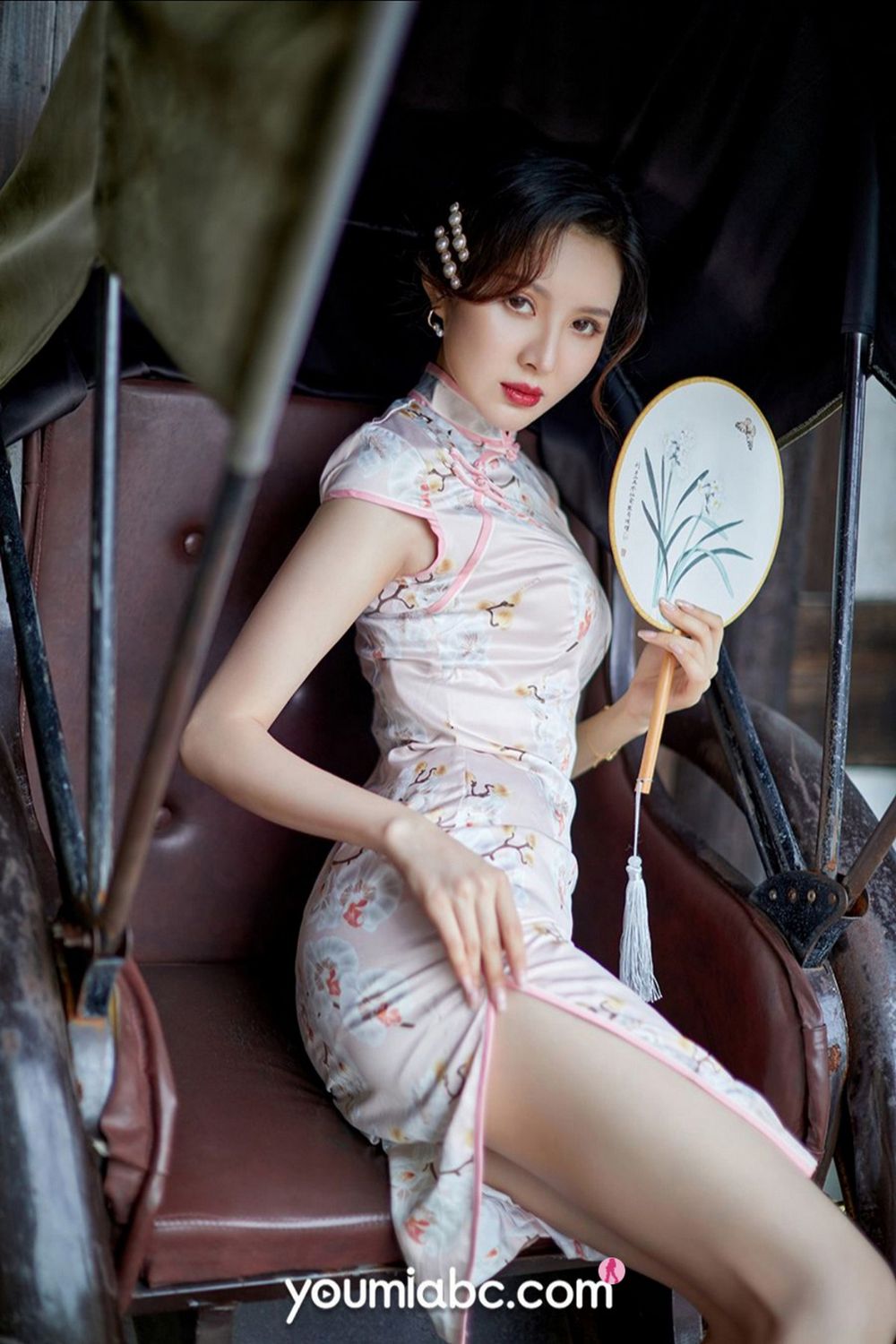 YouMi尤蜜美女模特黄金宝儿开叉旗袍红色内衣装扮性感写真-御萝部落