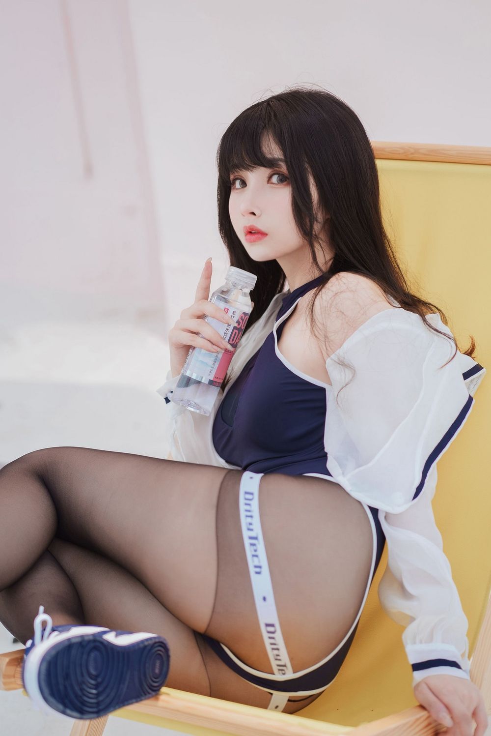 网络美女rioko凉凉子连体泳衣配黑丝裤袜户外泳池性感写真-御萝部落
