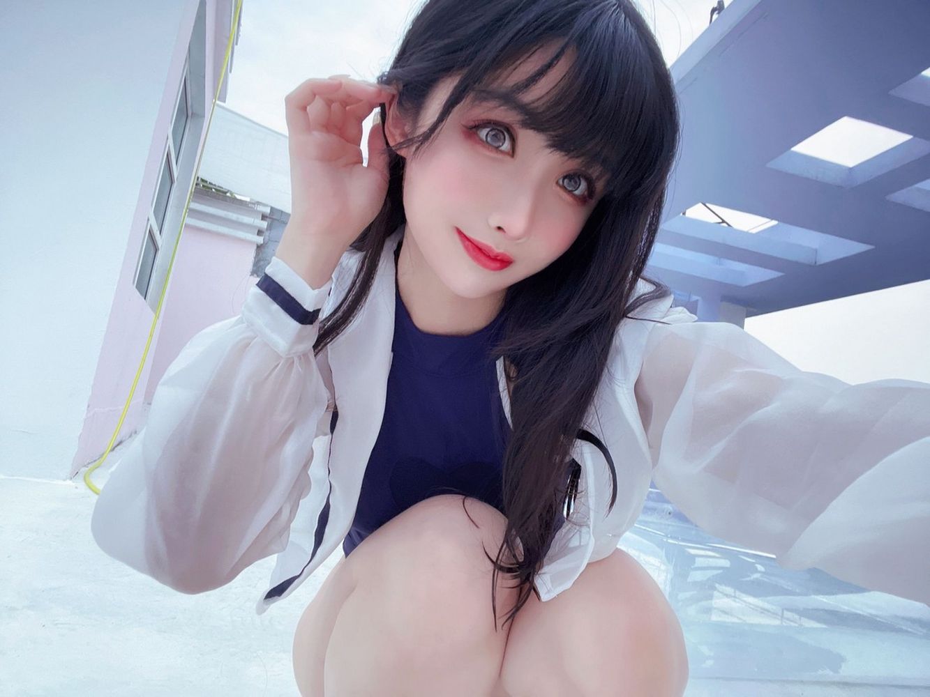 网络美女rioko凉凉子连体泳衣配黑丝裤袜户外泳池性感写真-御萝部落