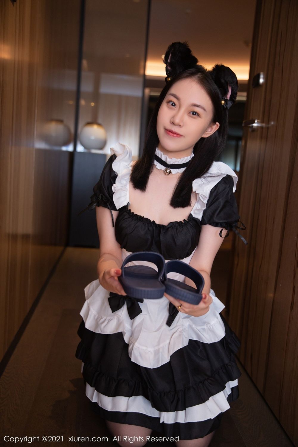 秀人网美女模特一颗甜蛋黄a黑丝美腿深夜女仆服务性感写真-御萝部落
