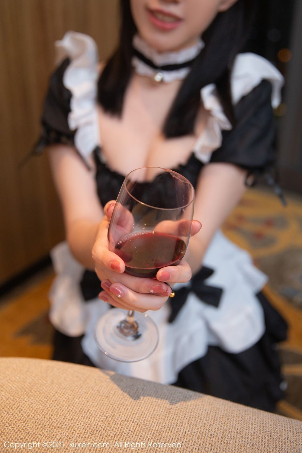 秀人网美女模特一颗甜蛋黄a黑丝美腿深夜女仆服务性感写真-御萝部落