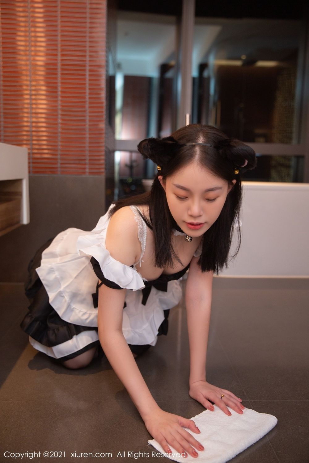 秀人网美女模特一颗甜蛋黄a黑丝美腿深夜女仆服务性感写真-御萝部落