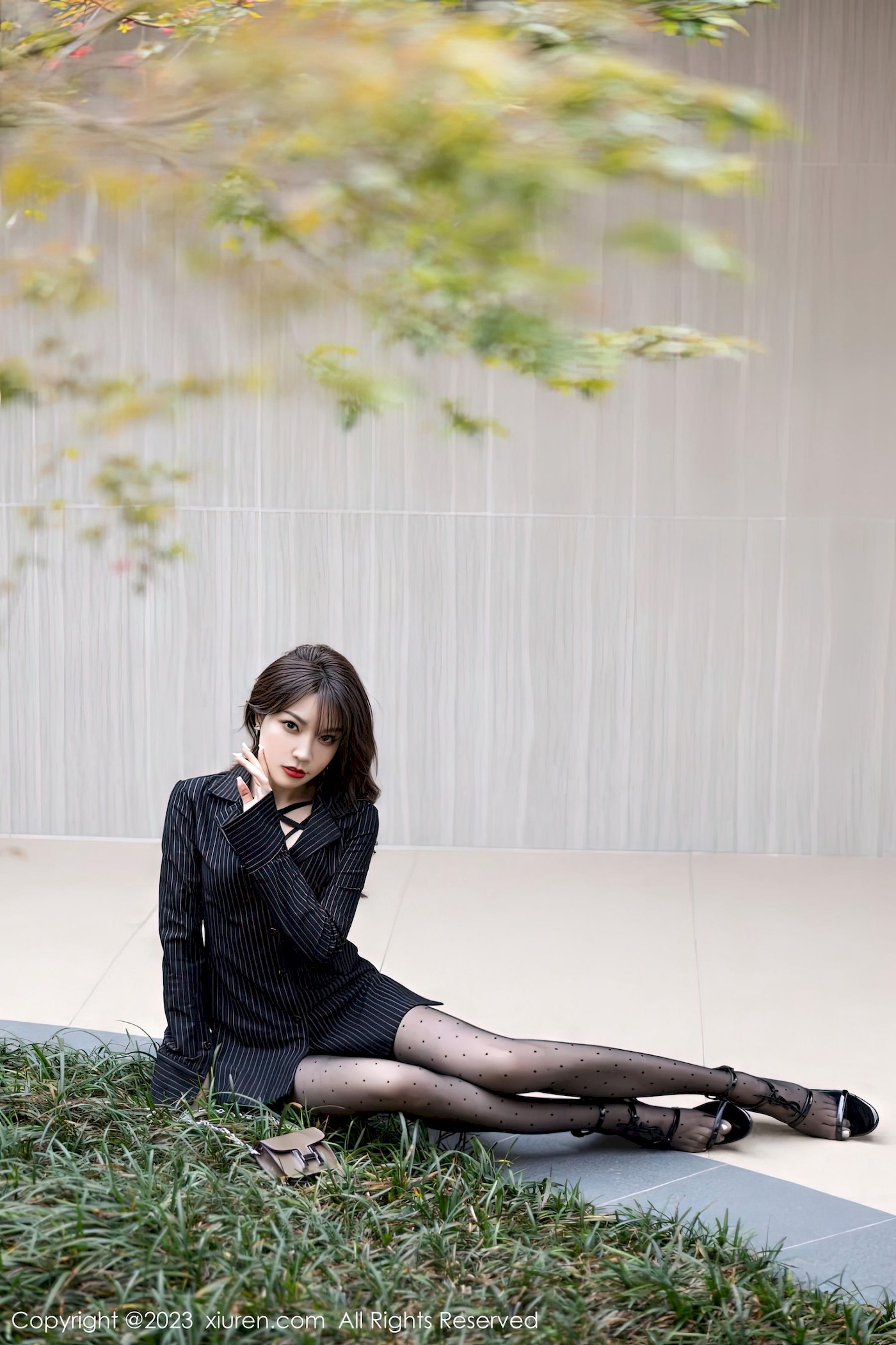 [XiuRen秀人网] No.6191 徐莉芝Booty – 条纹上衣+圆点黑丝性感写真