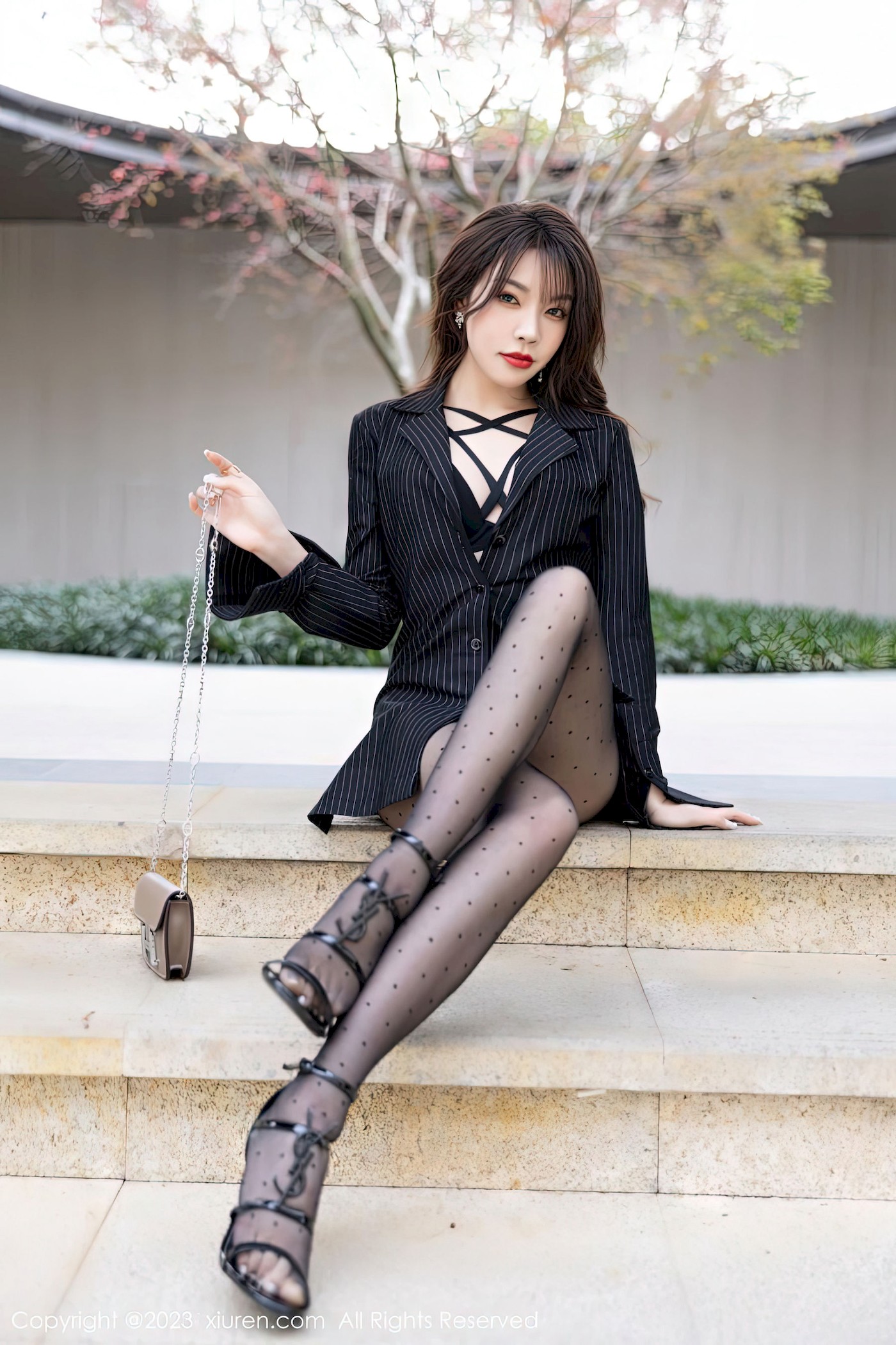 [XiuRen秀人网] No.6191 徐莉芝Booty – 条纹上衣+圆点黑丝性感写真