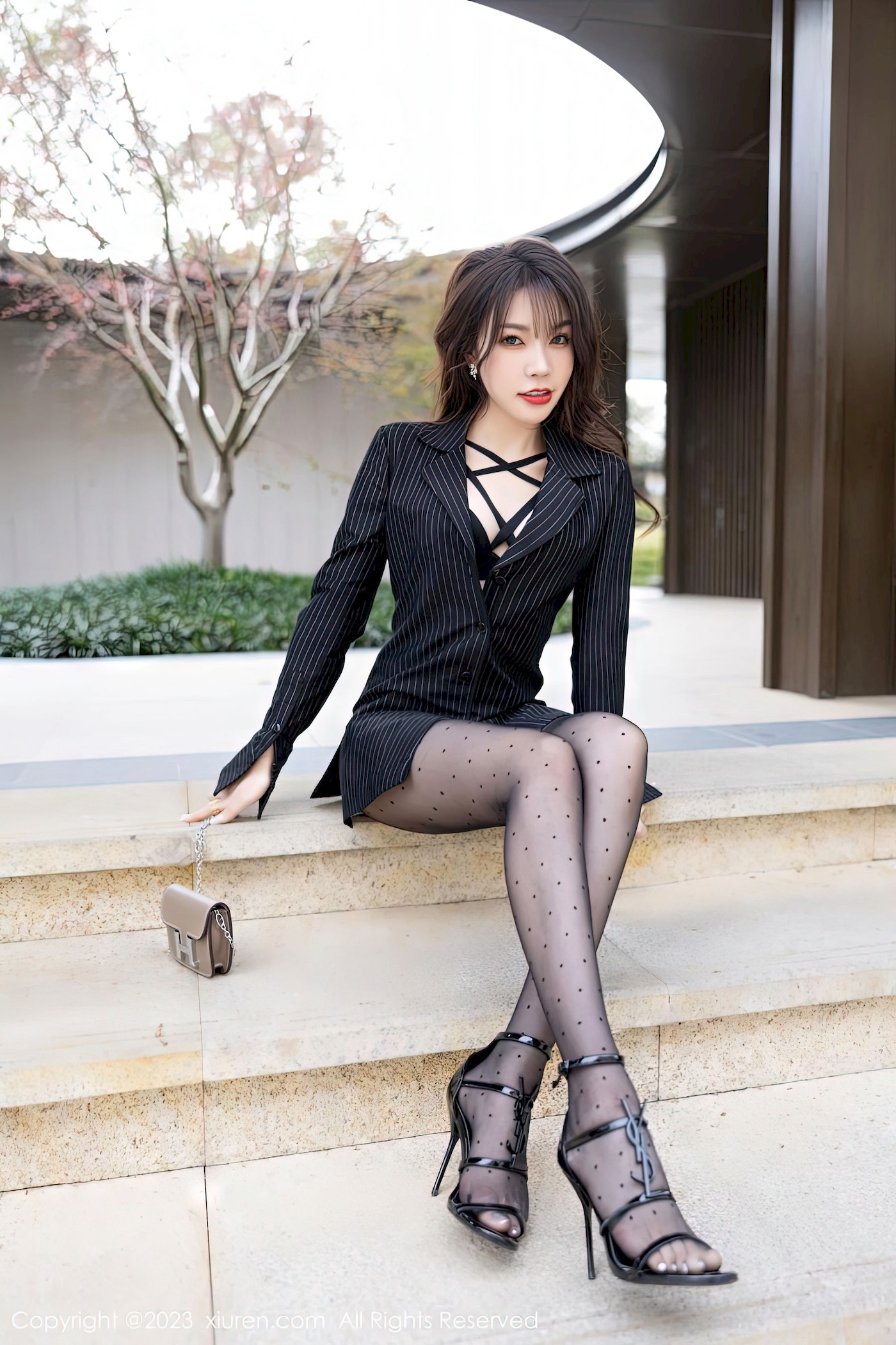 [XiuRen秀人网] No.6191 徐莉芝Booty – 条纹上衣+圆点黑丝性感写真