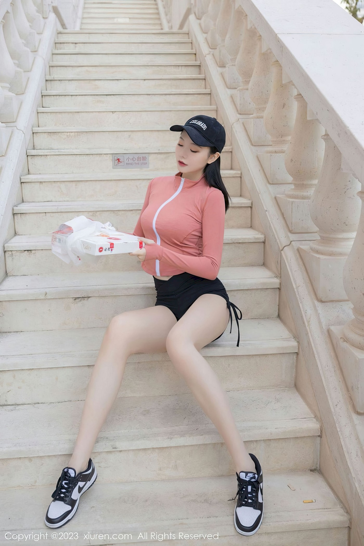 [XiuRen秀人网] No.6487 安然anran – 美腿短裤+外卖员装扮性感写真