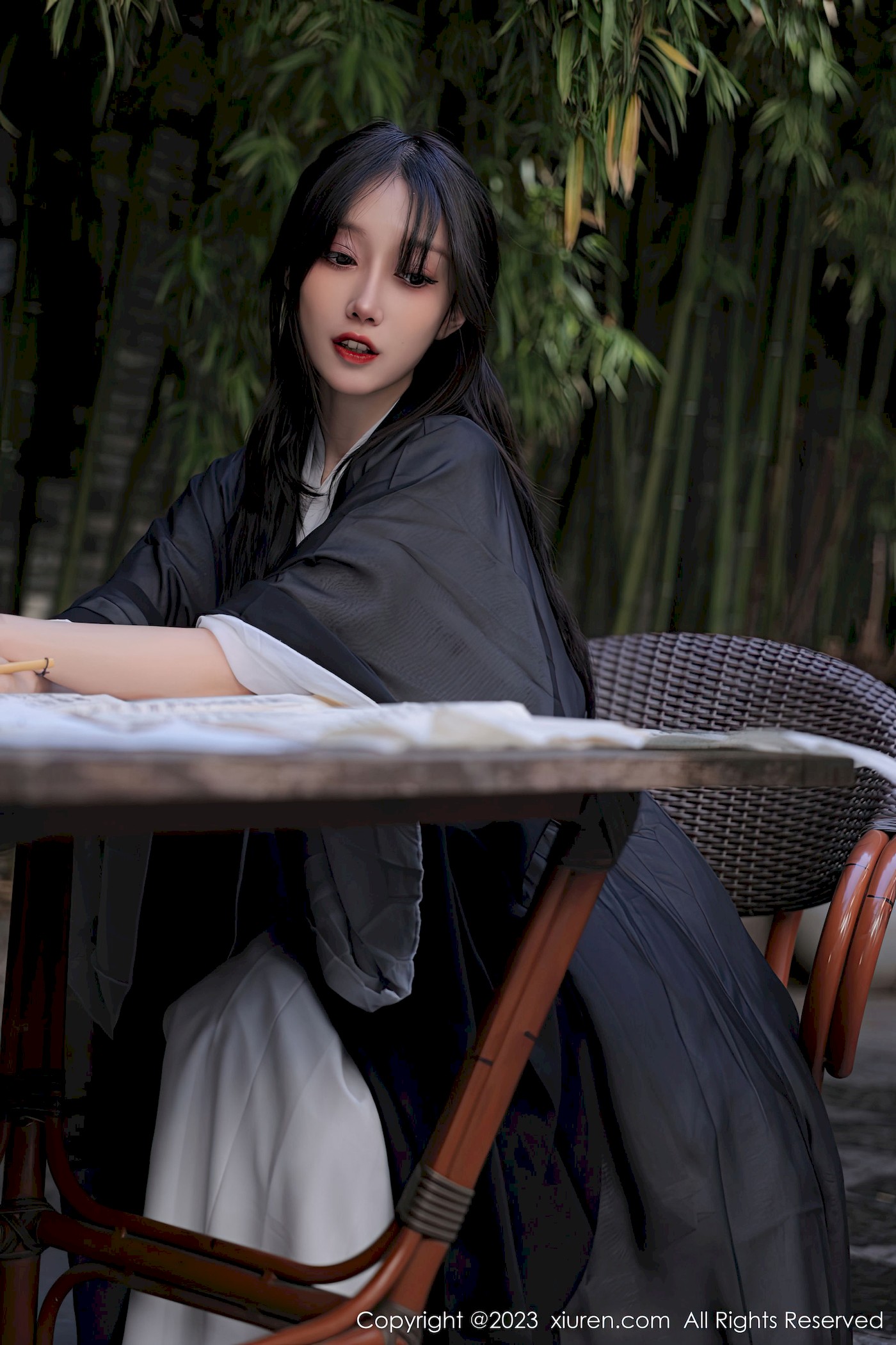 [秀人XiuRen] No.6094 玥儿玥er – 白色古装+曼妙娇躯海南旅拍