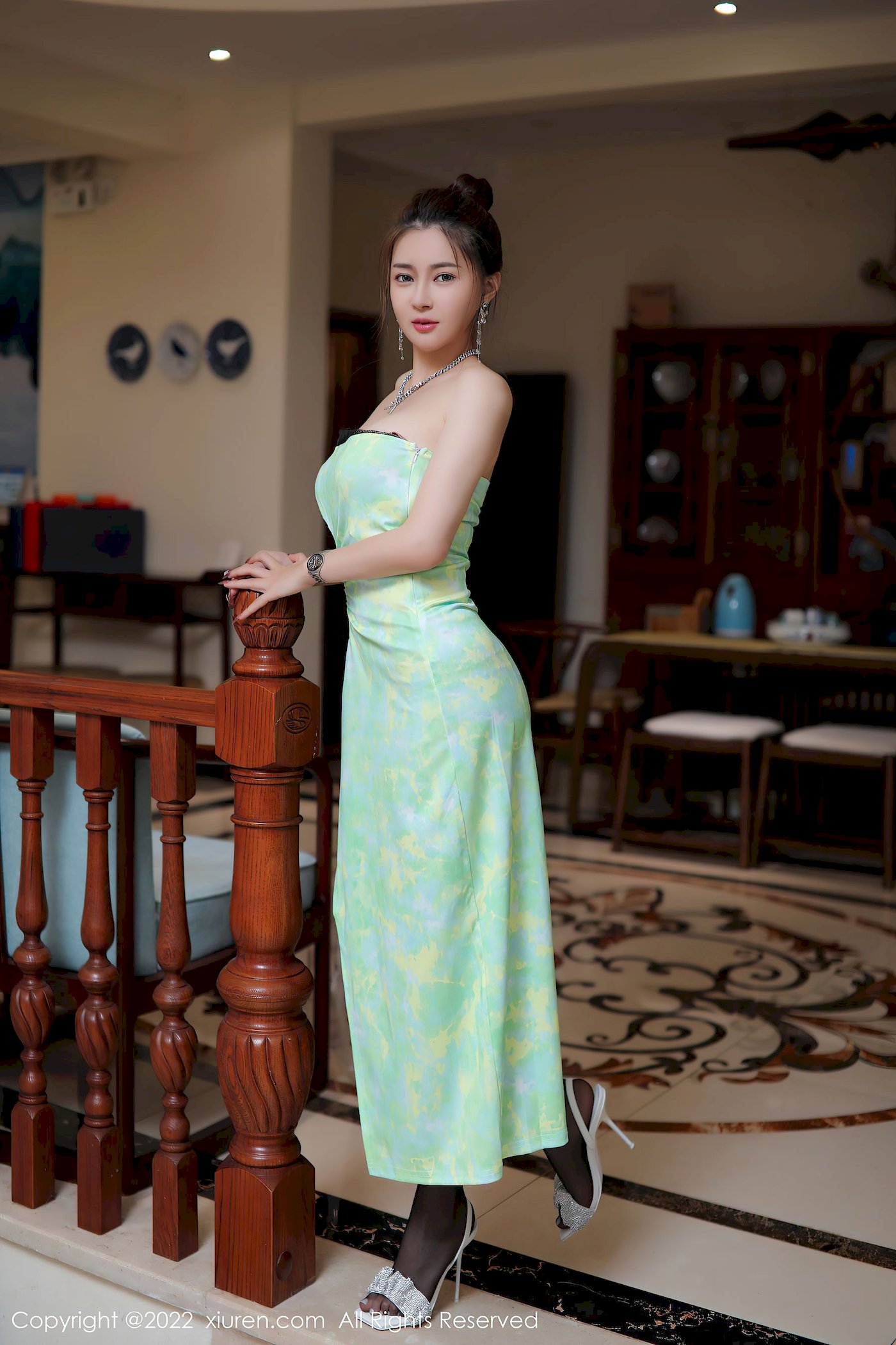 [秀人XiuRen] No.4786 凯竹姐姐 – 绿色长裙+格子裙性感写真