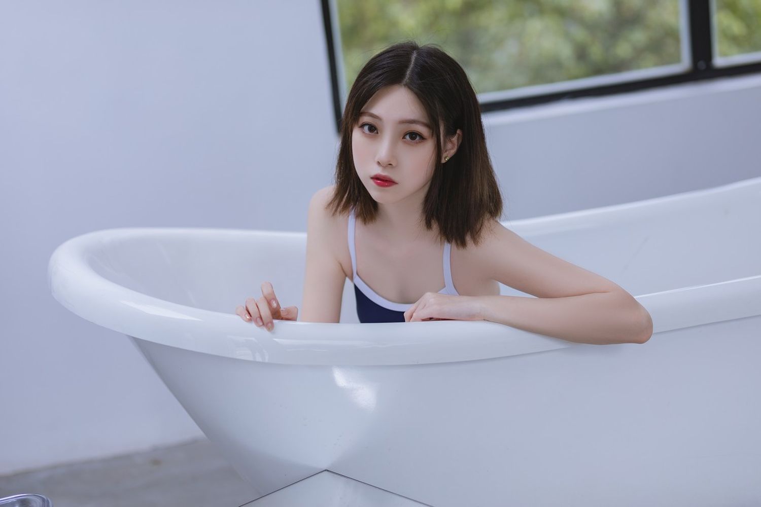 网络美女许岚LAN白色丝袜死库水户外泳池场景淋漓性感写真-御萝部落