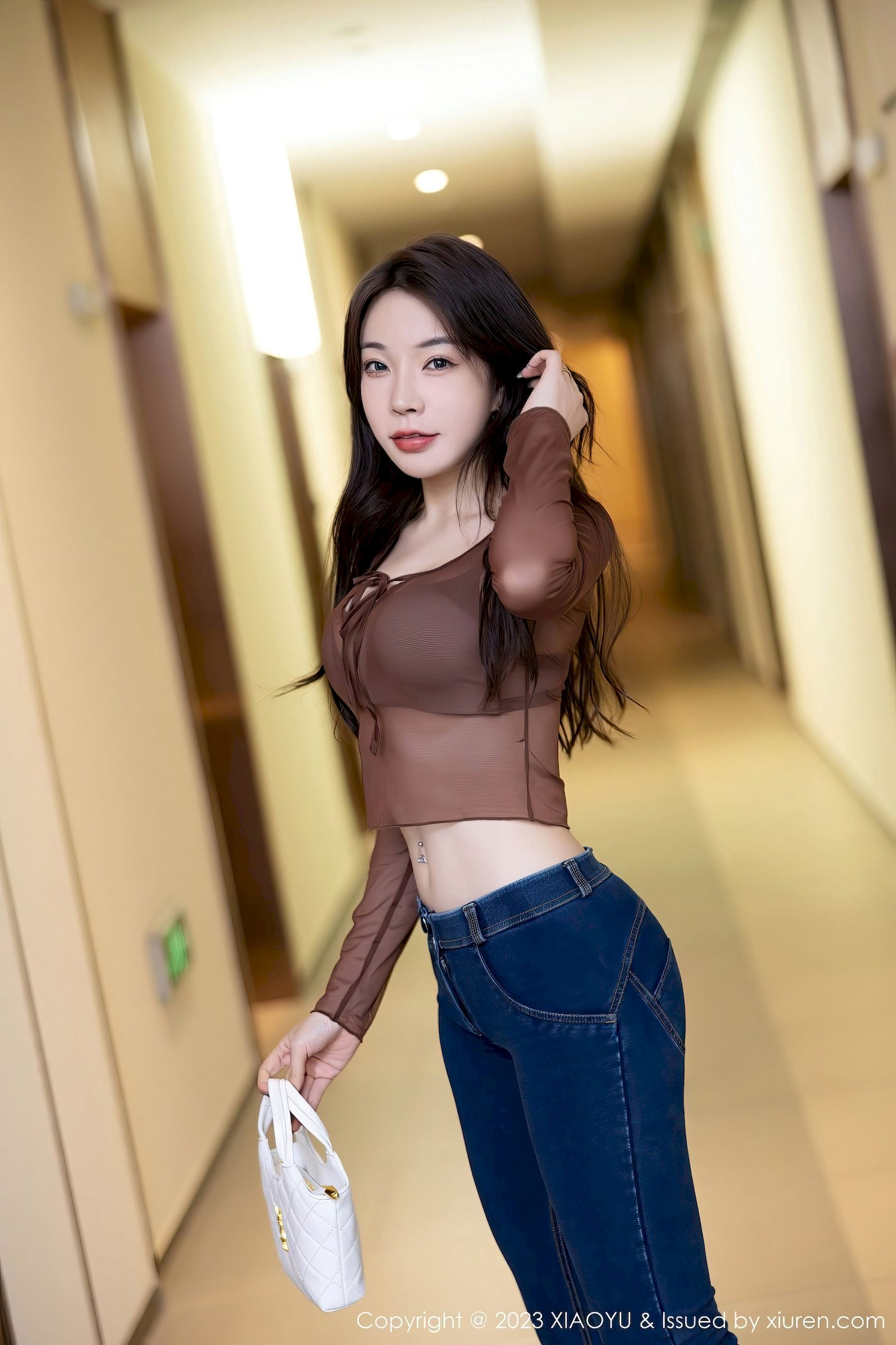 [XIAOYU语画界] Vol.1055 徐莉芝Booty – 咖啡上衣+牛仔裤性感写真