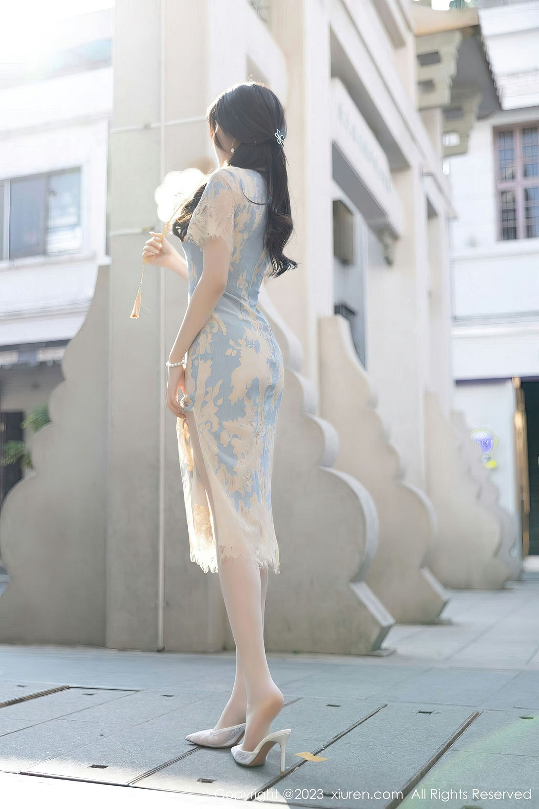 [XiuRen秀人网] No.6434 徐莉芝Booty – 浅色旗袍+诱人丝袜海南岛旅拍