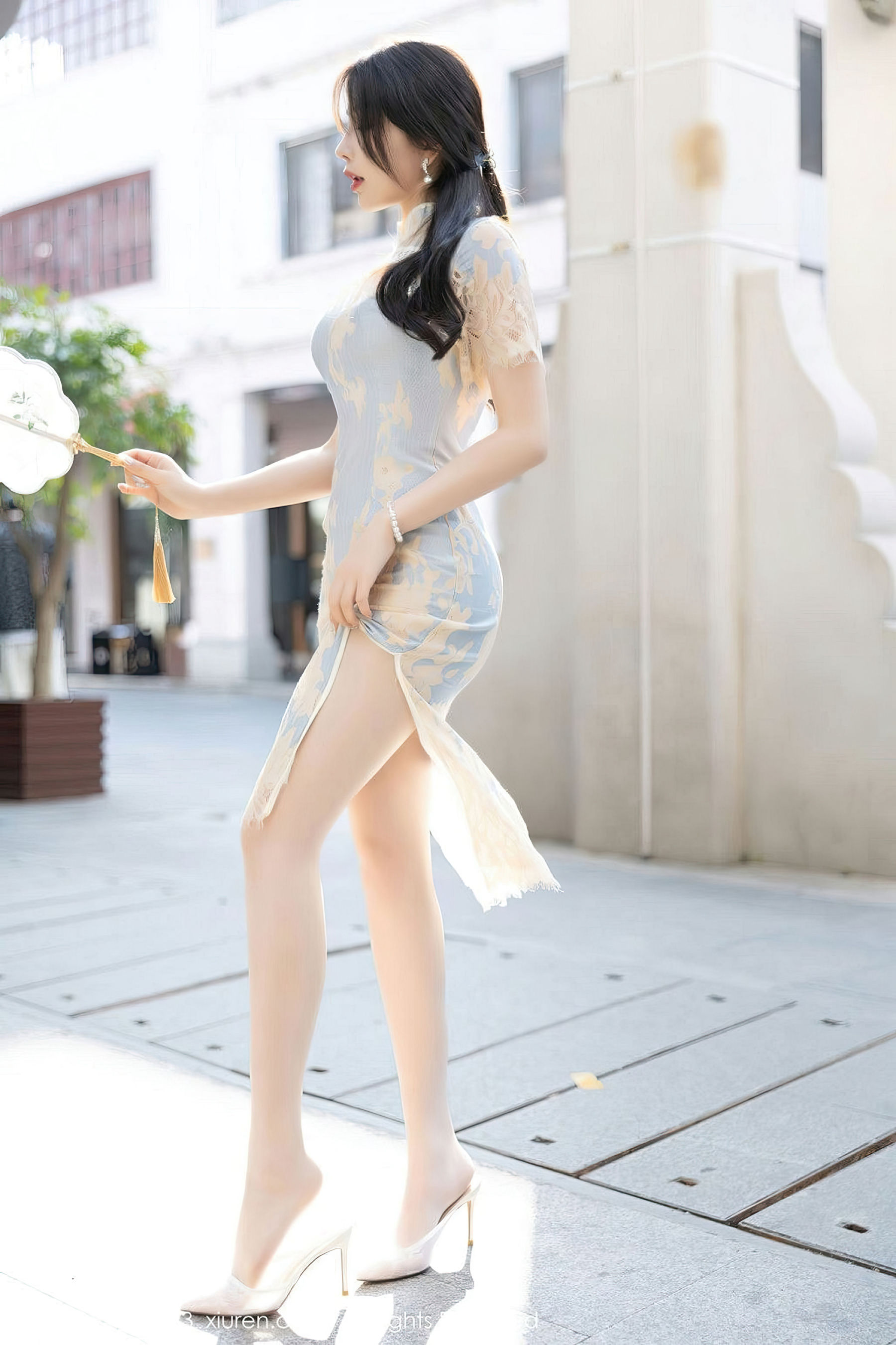 [XiuRen秀人网] No.6434 徐莉芝Booty – 浅色旗袍+诱人丝袜海南岛旅拍