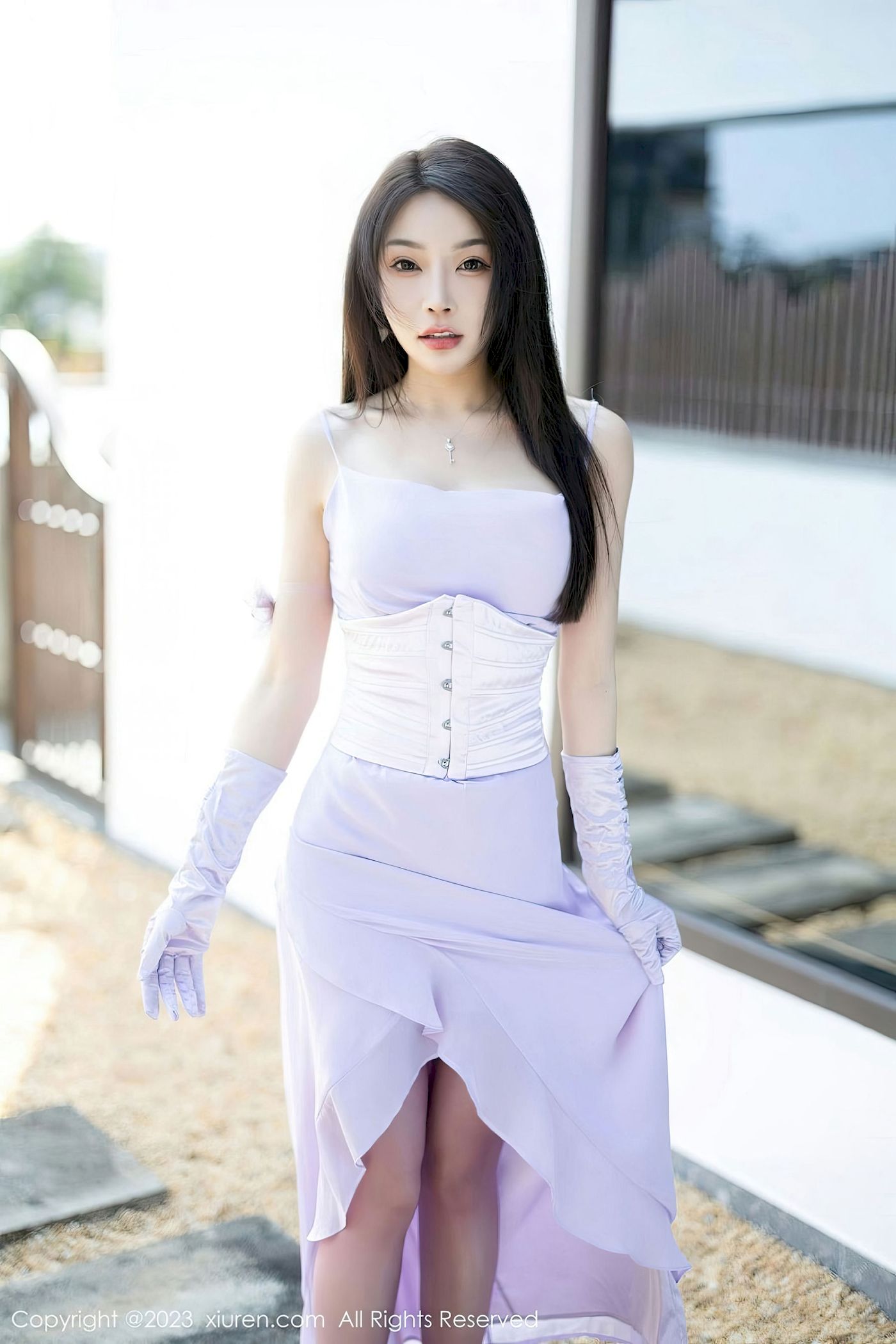 [秀人XiuRen] No.6324 徐莉芝Booty – 淡紫长裙+紫色丝袜性感写真