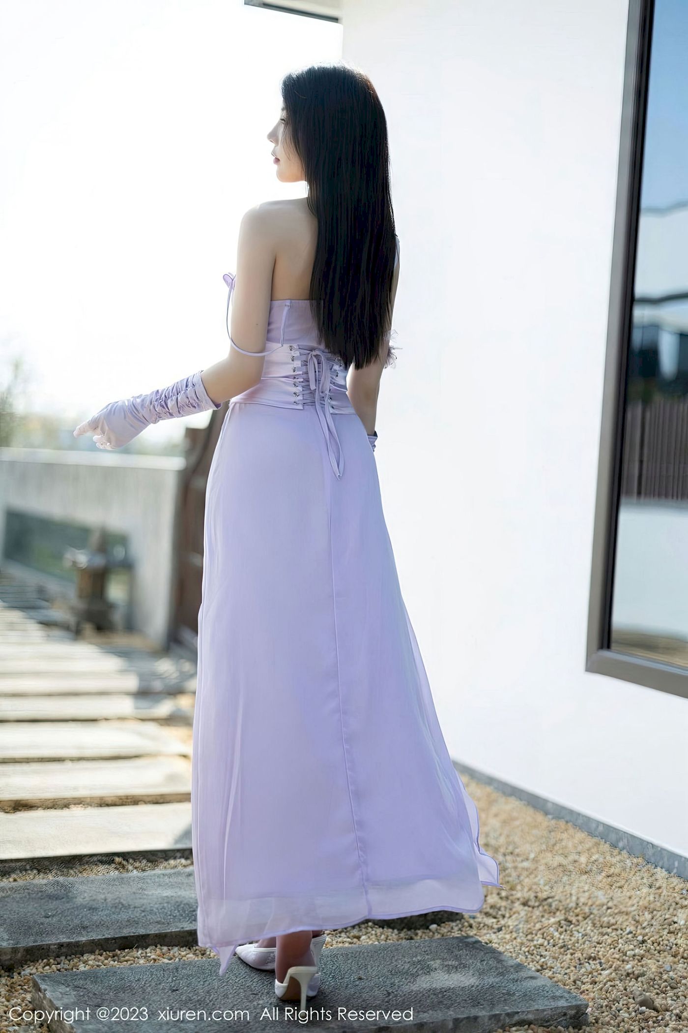 [秀人XiuRen] No.6324 徐莉芝Booty – 淡紫长裙+紫色丝袜性感写真