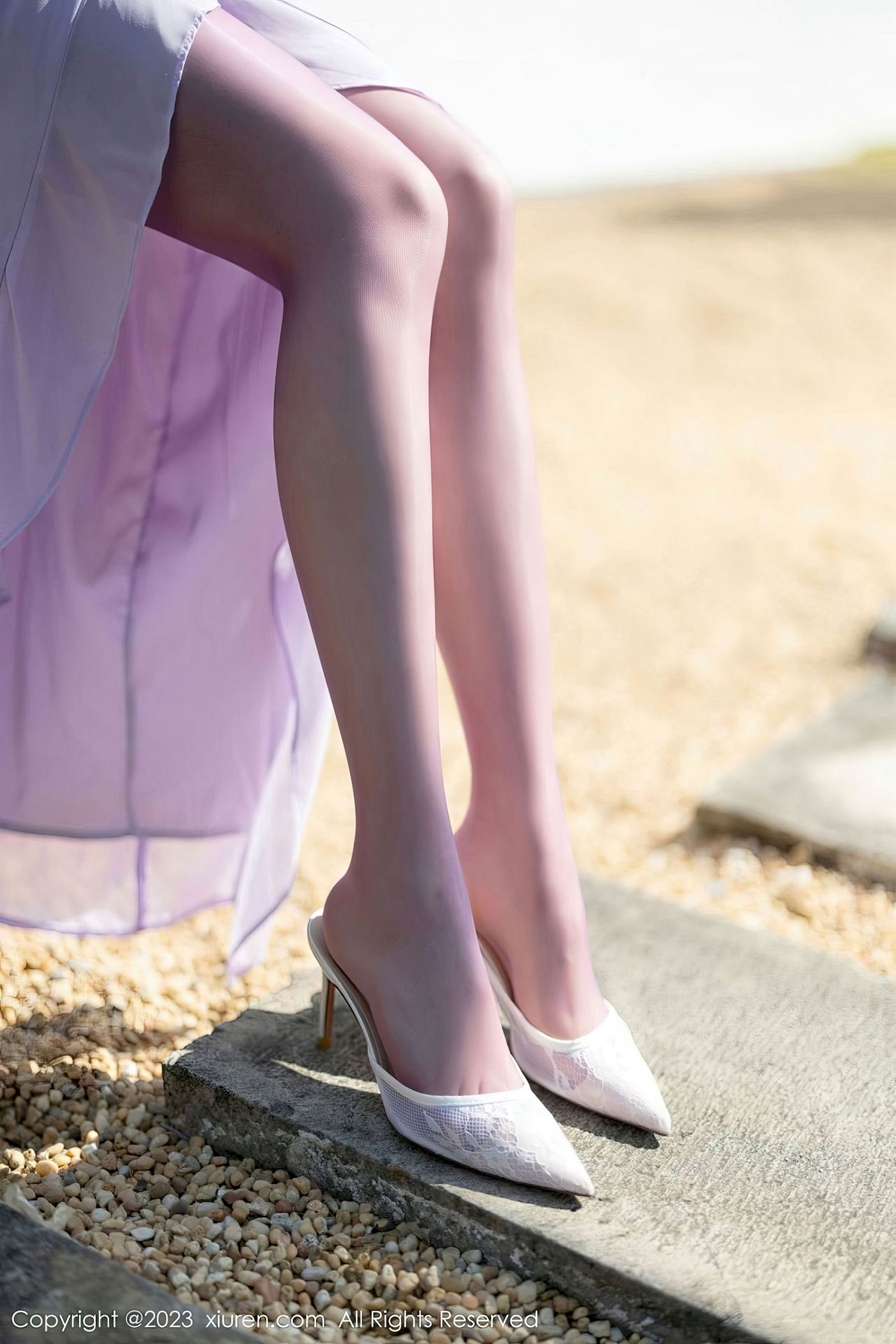 [秀人XiuRen] No.6324 徐莉芝Booty – 淡紫长裙+紫色丝袜性感写真