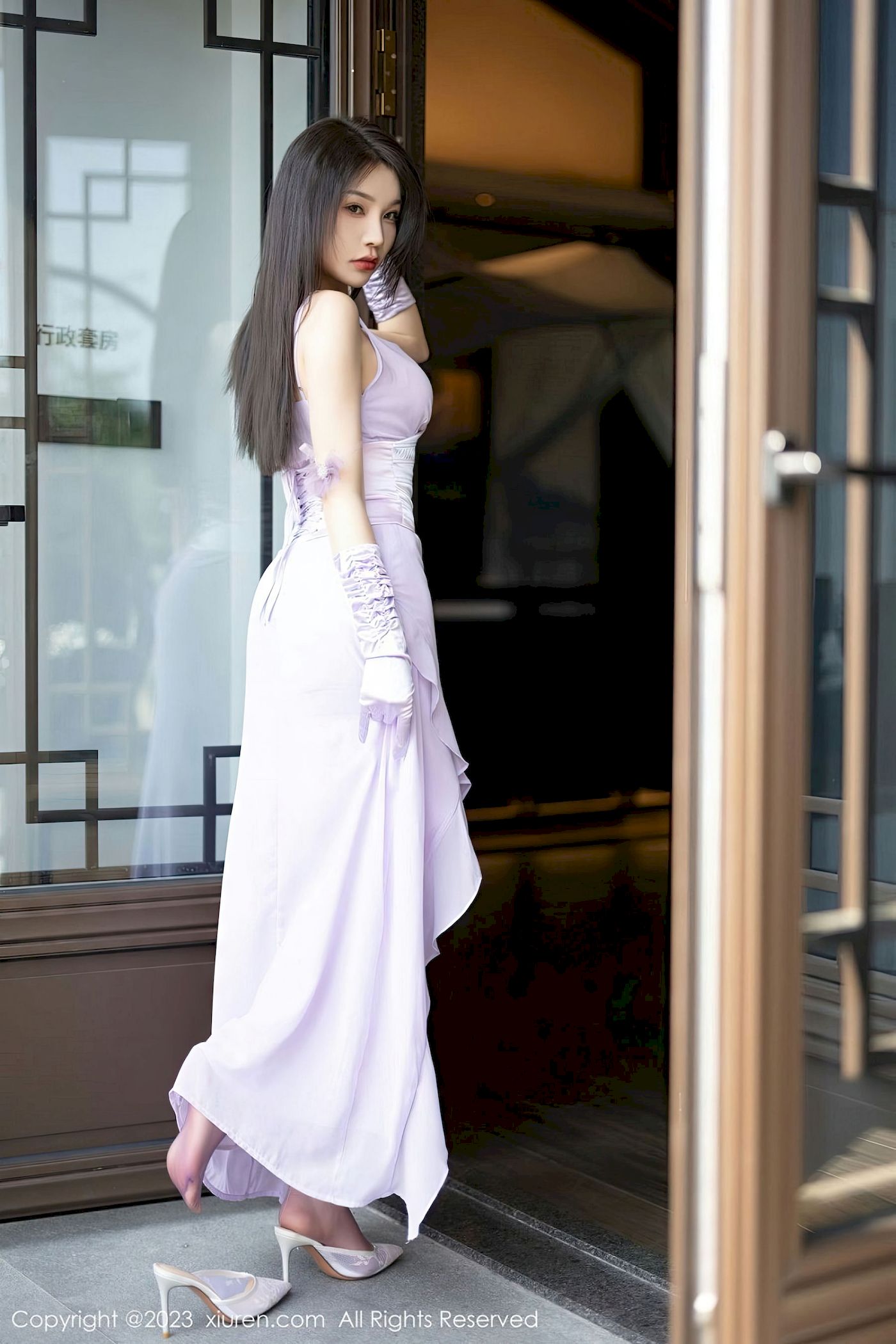 [秀人XiuRen] No.6324 徐莉芝Booty – 淡紫长裙+紫色丝袜性感写真
