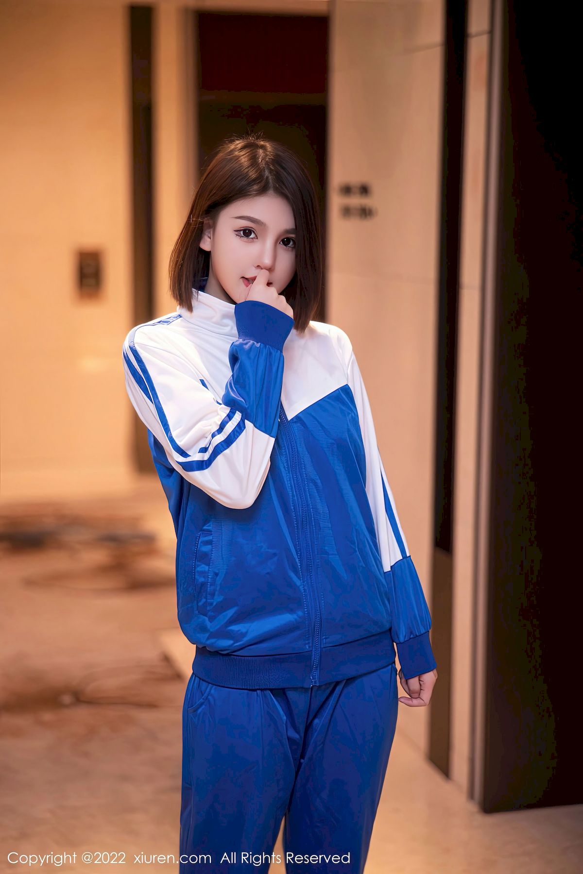 秀人网新人嫩模美羊羊样貌清纯白蓝白运动服饰性感写真-御萝部落