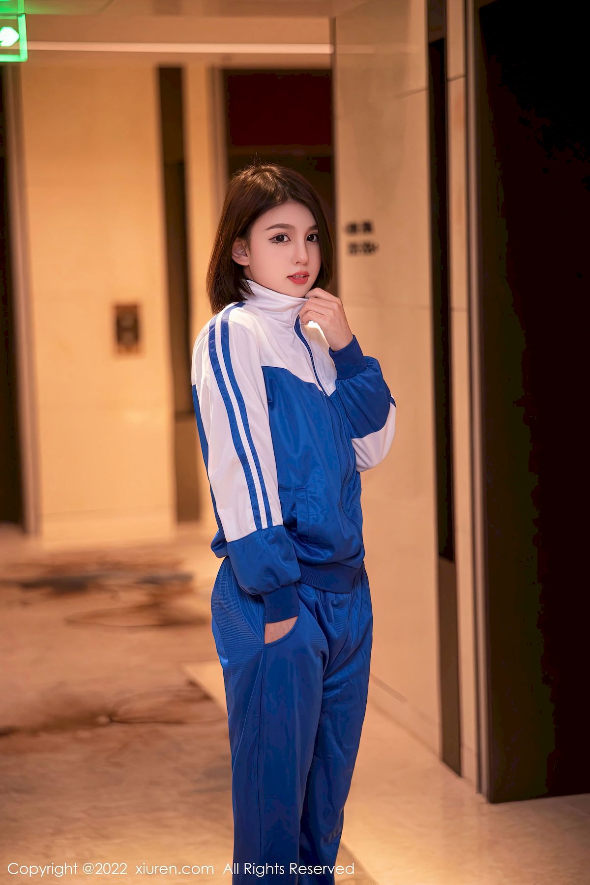 秀人网新人嫩模美羊羊样貌清纯白蓝白运动服饰性感写真-御萝部落