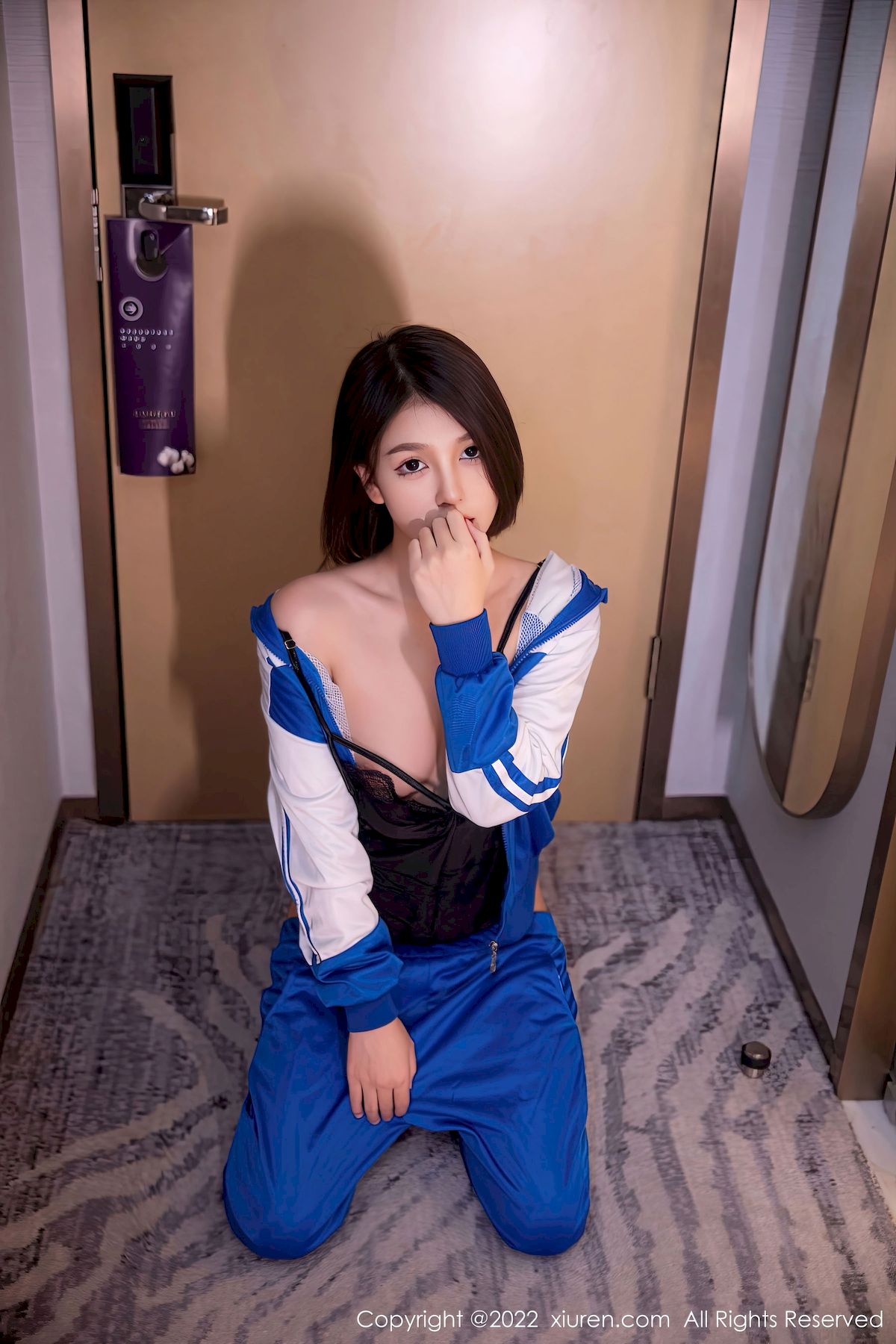 秀人网新人嫩模美羊羊样貌清纯白蓝白运动服饰性感写真-御萝部落