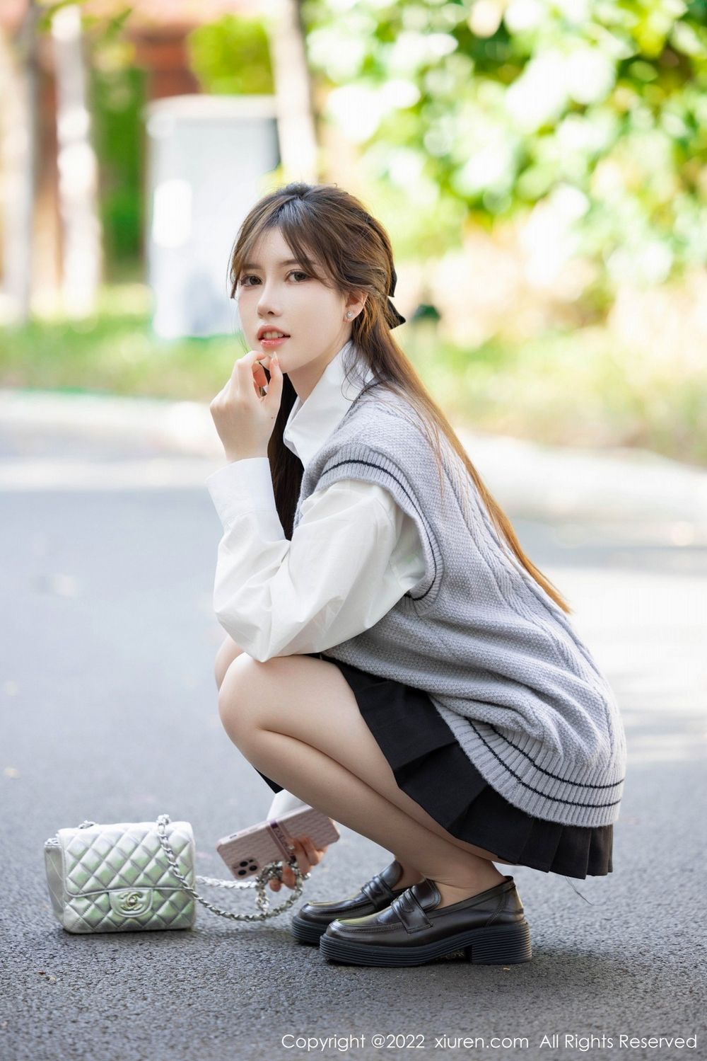秀人网美女模特美桃酱灰色马甲文艺青年装扮珠三角旅拍-御萝部落